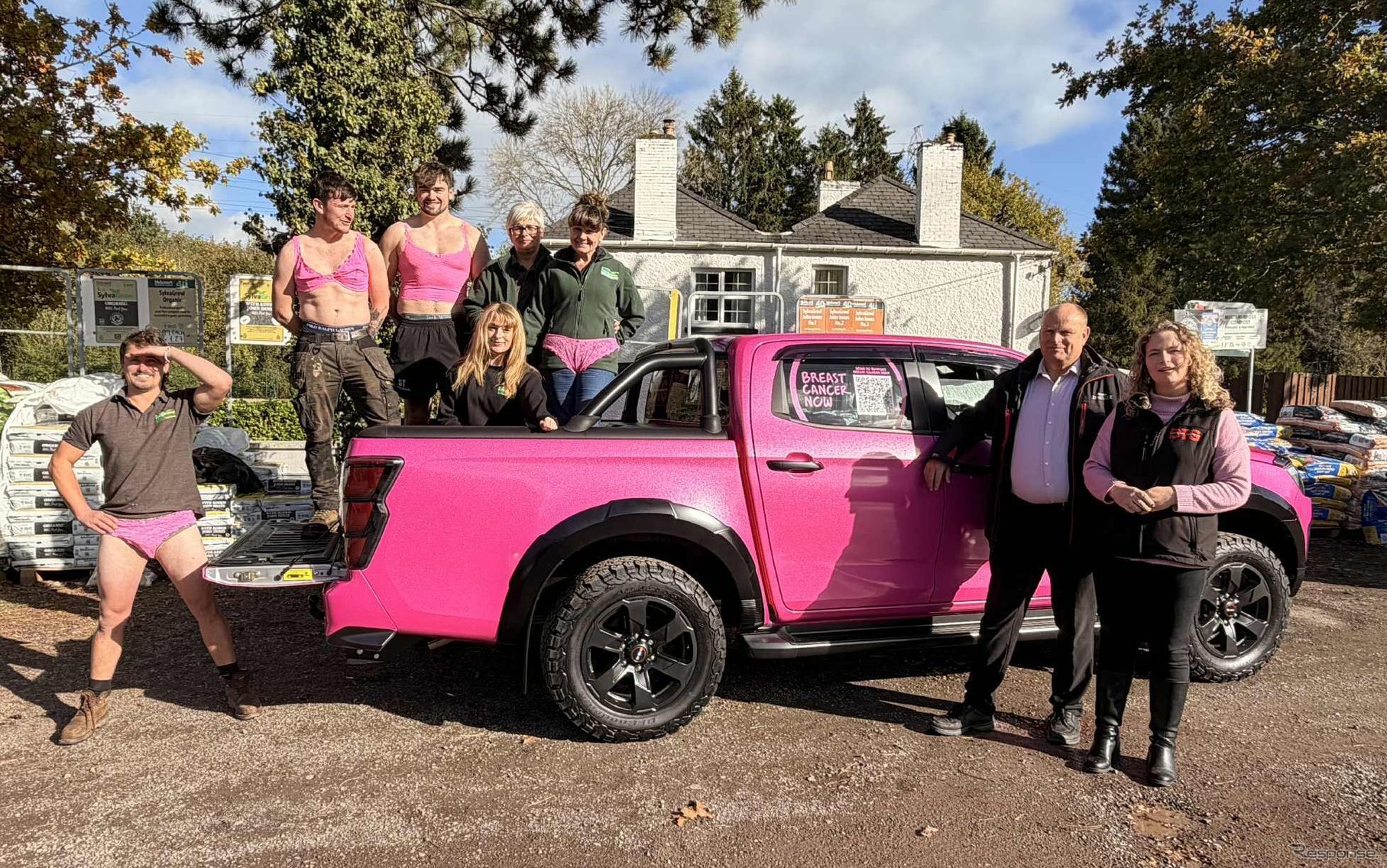 ピンクのいすゞ『D-Max』