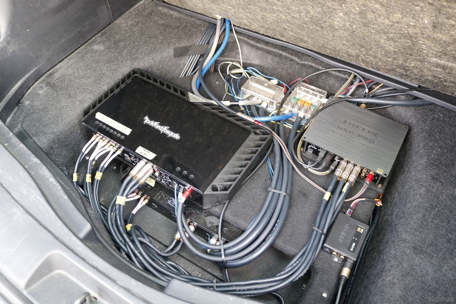 限られたラゲッジスペースを有効活用する方法として、フロア下を3階層に分けてユニットを積み重ねる手法が採られた。