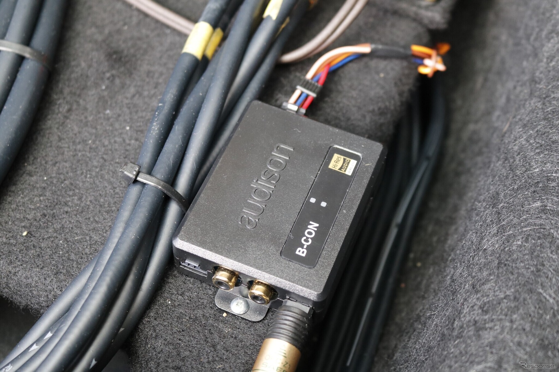 ブルートゥースユニットとしてはオーディソンのビーコンを採用。DAPと併用するiPhoneをシステムに無線接続している。