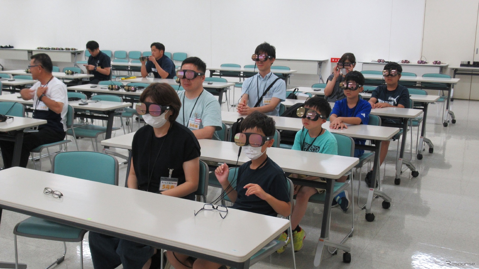 「EOS VR SYSTEM」で撮影したバーチャル工場見学イメージ／実際のバーチャル工場見学の様子