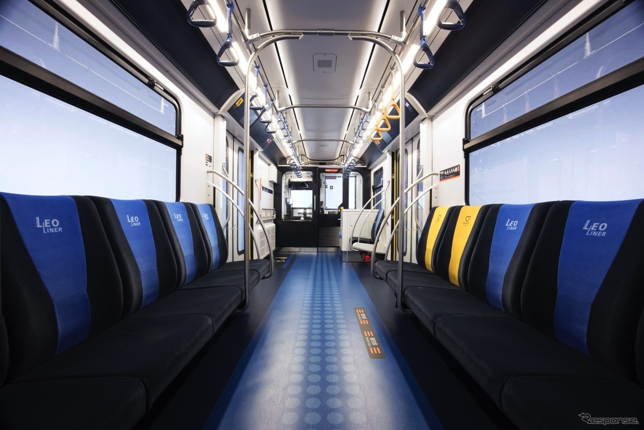 L00系新型レオライナー。ドアから一番遠い位置にあった優先席が、ドア側に移動