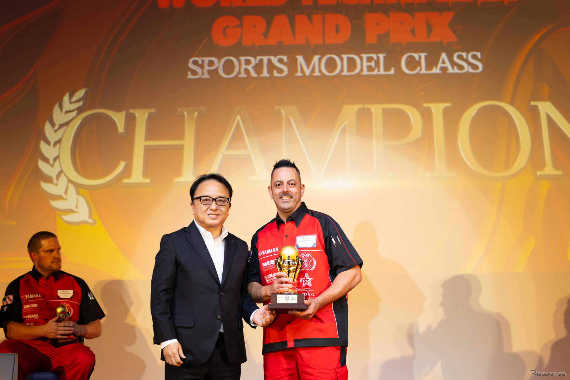 スポーツモデルクラスのチャンピオン、イギリスのリアム・コフィ選手とヤマハ発動機 設楽元文社長