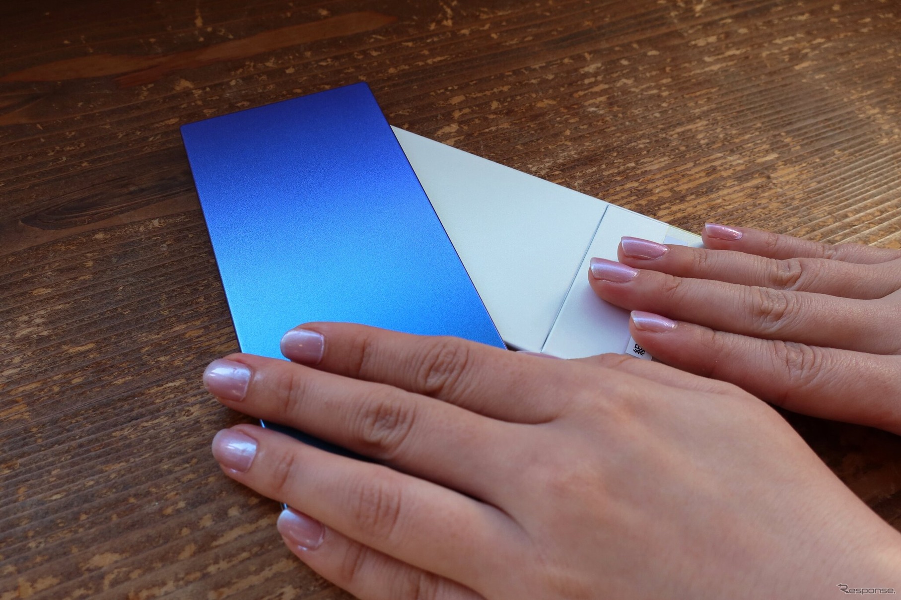 「一目で視線を奪うインパクト」を目指し、カラーサンプルを手に組み合わせを追求