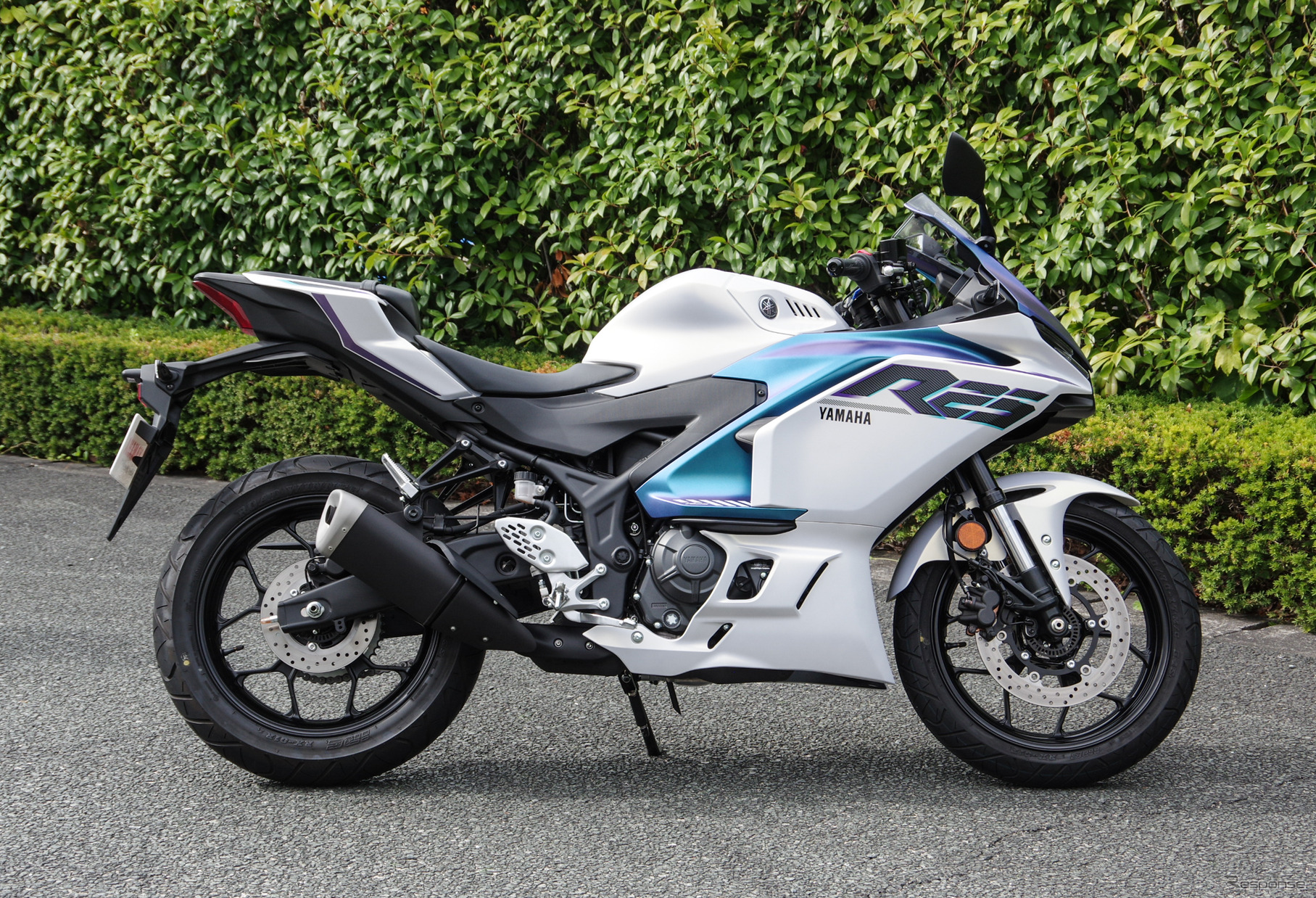 ヤマハ YZF-R25（マットパールホワイト）