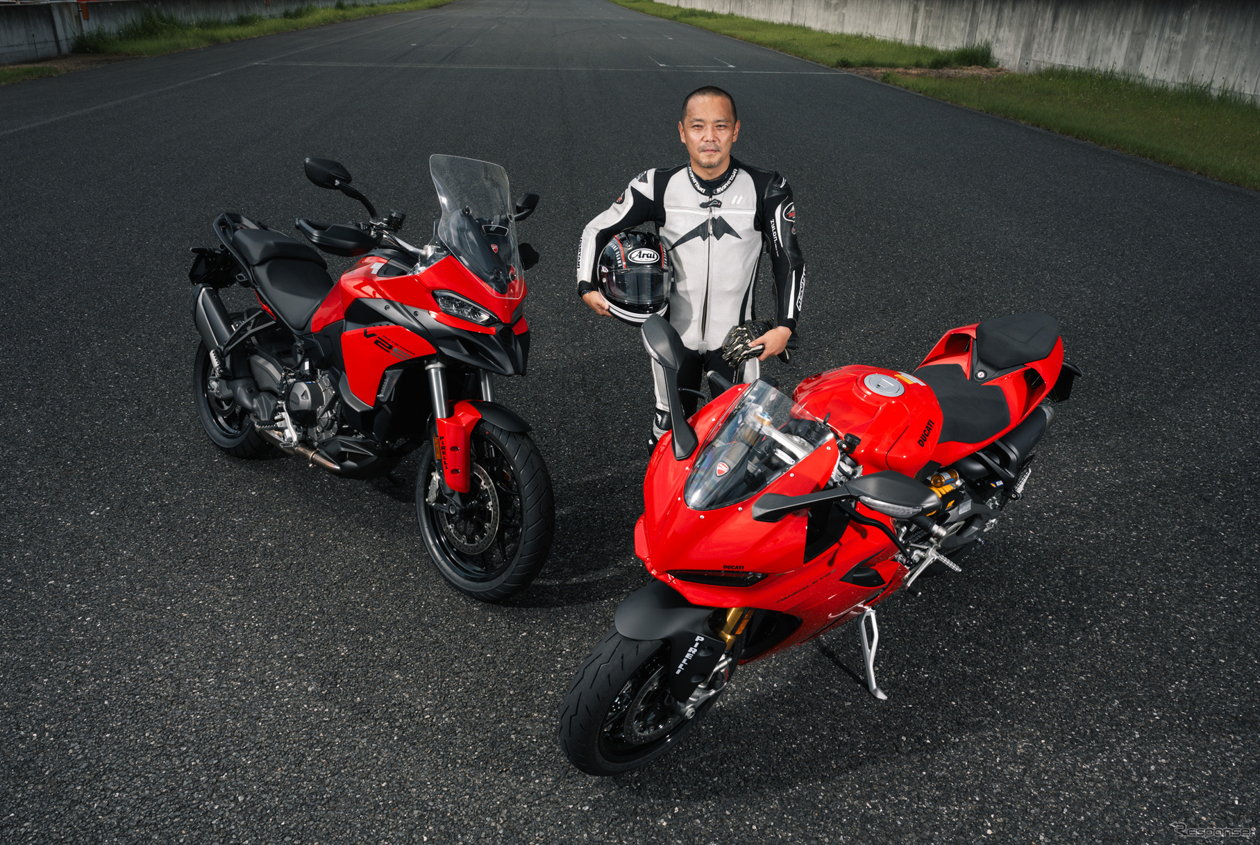 小川勤氏とドゥカティ ムルティストラーダV2S（左）＆パニガーレV2S（右）