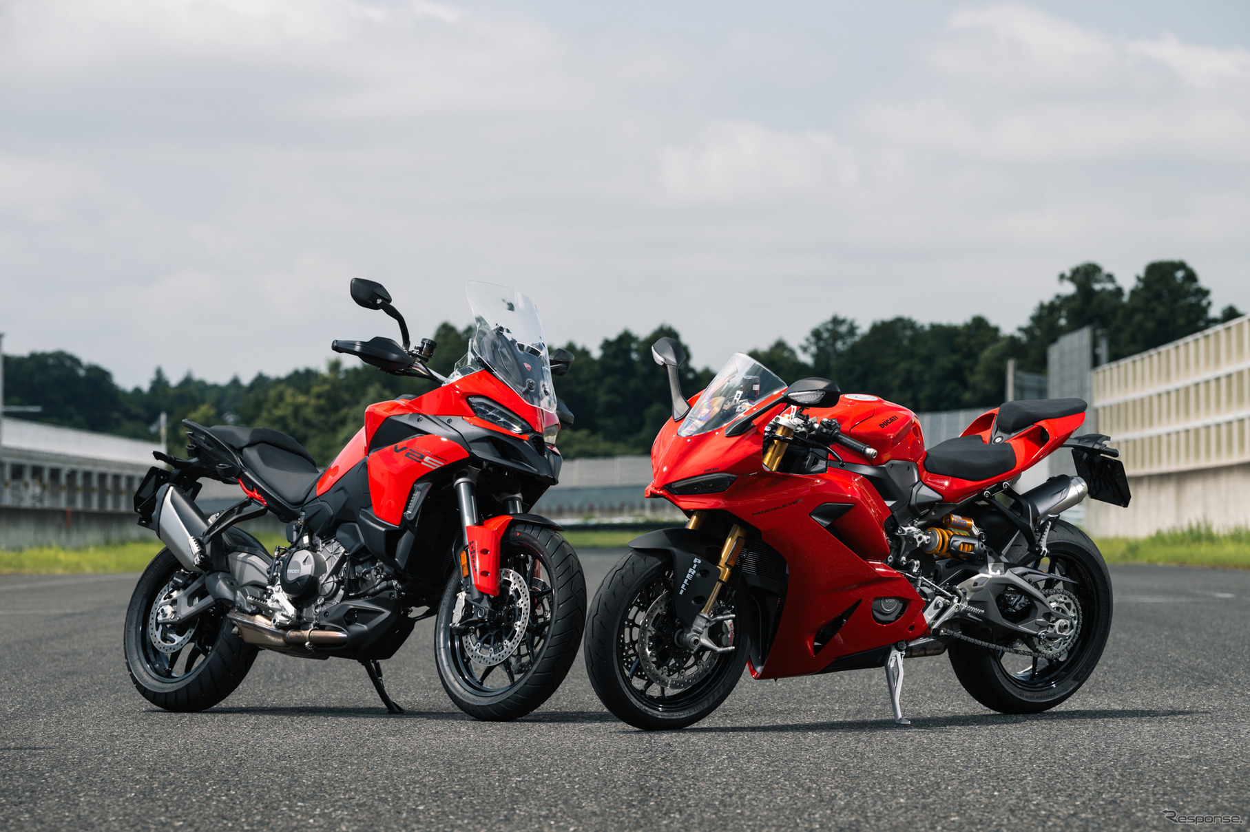 ドゥカティ ムルティストラーダV2S（左）とパニガーレV2S（右）