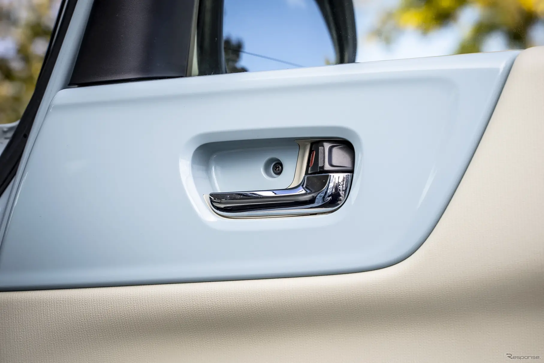 内張を外すためにN-BOXスラッシュは2ヶ所のネジを外す