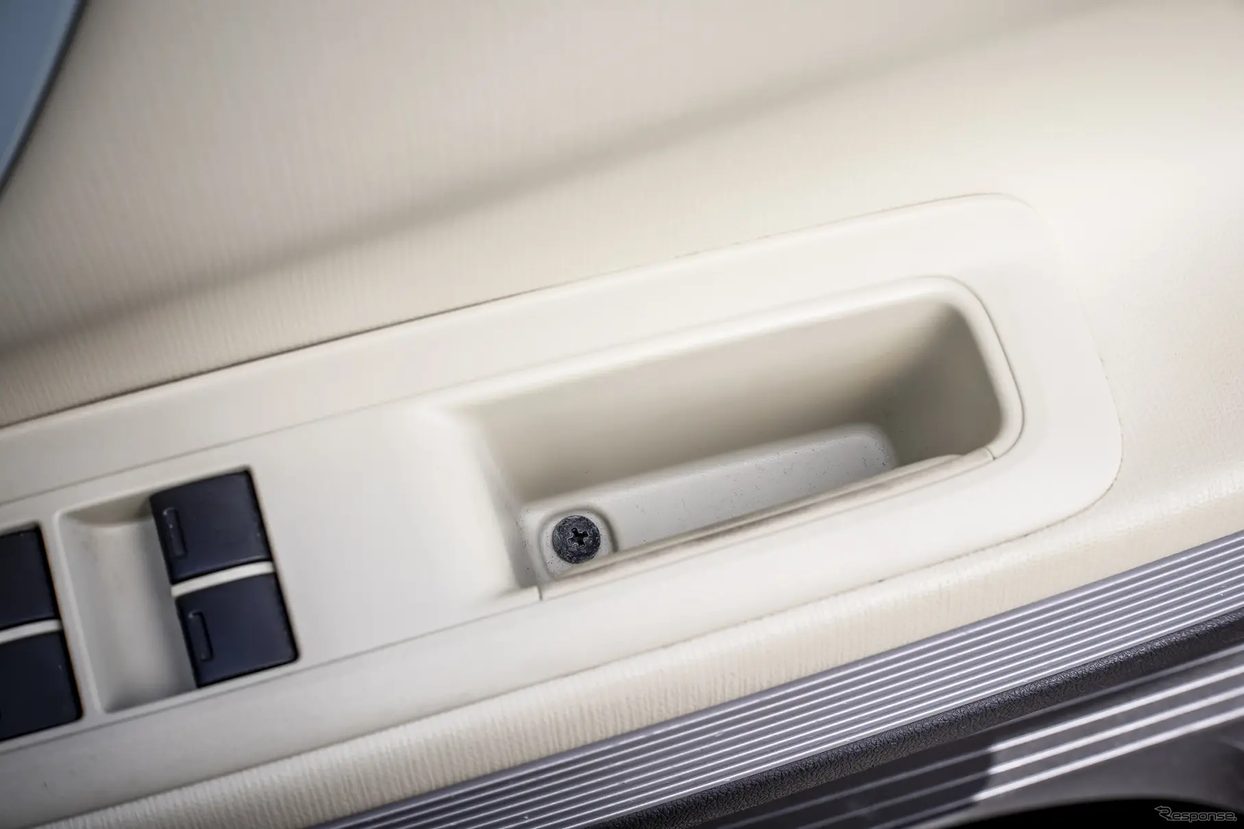 内張を外すためにN-BOXスラッシュは2ヶ所のネジを外す