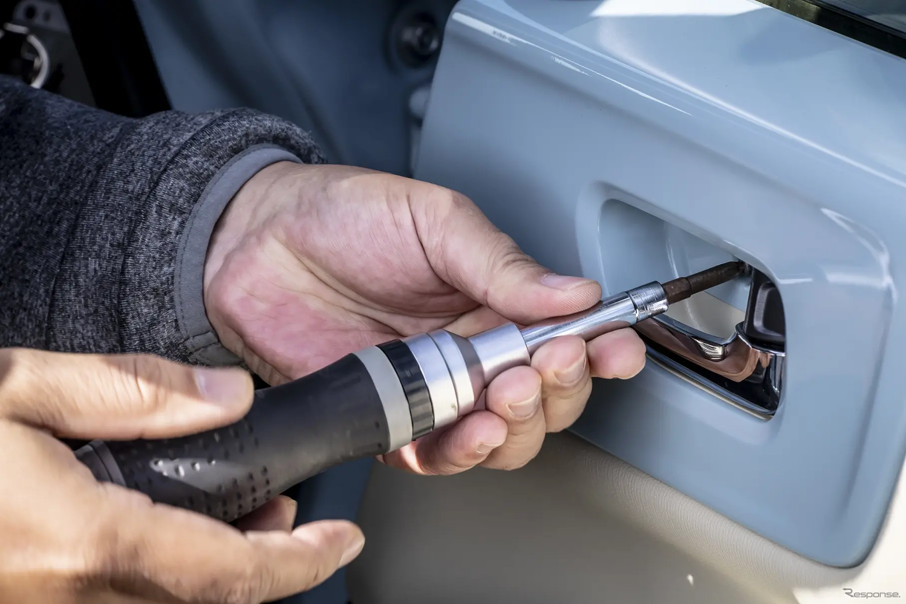 内張を外すためにN-BOXスラッシュは2ヶ所のネジを外す