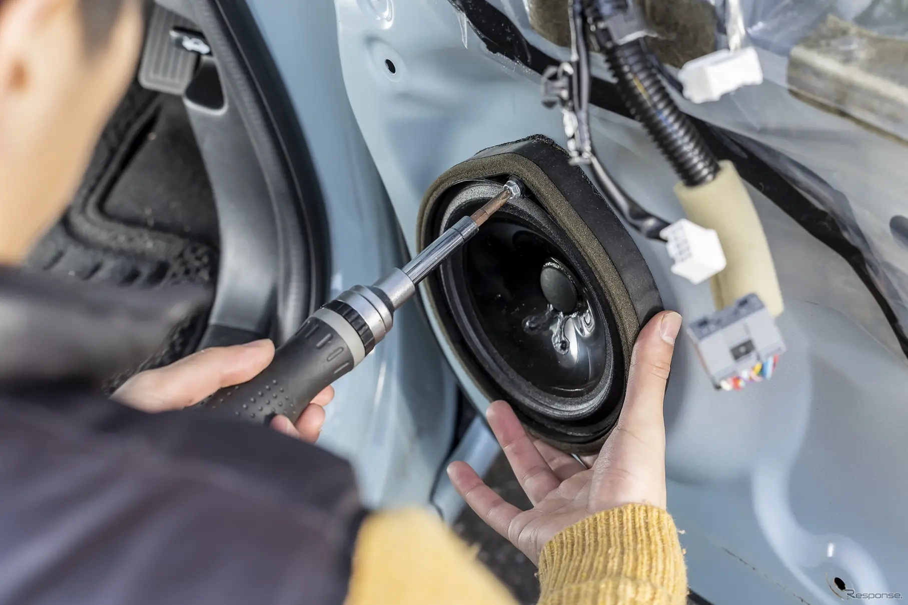 純正スピーカーはネジが1本でドアに固定されている