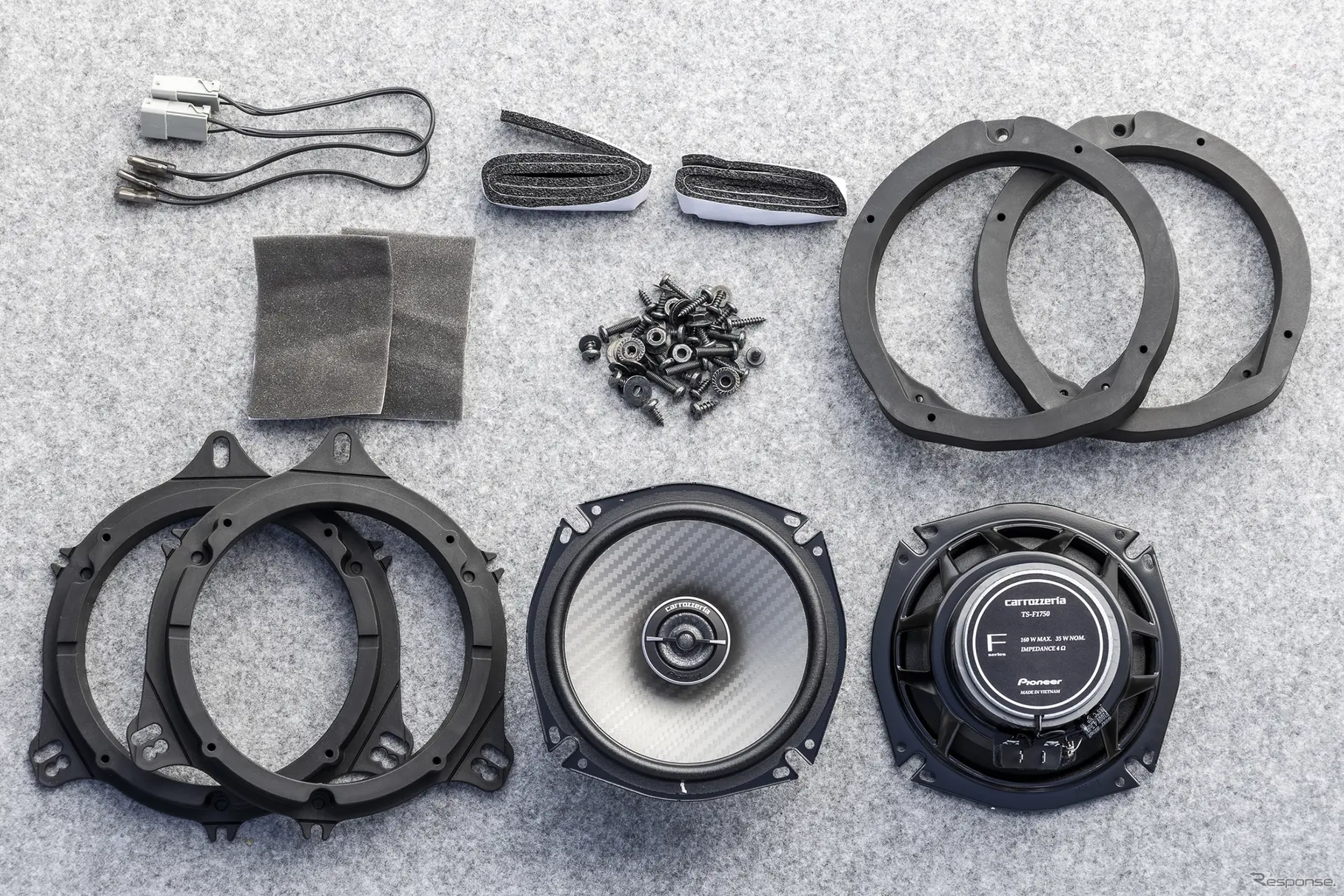 carrozzeria TS-F1750にはバッフルや純正配線を変換するカプラーも同梱されている
