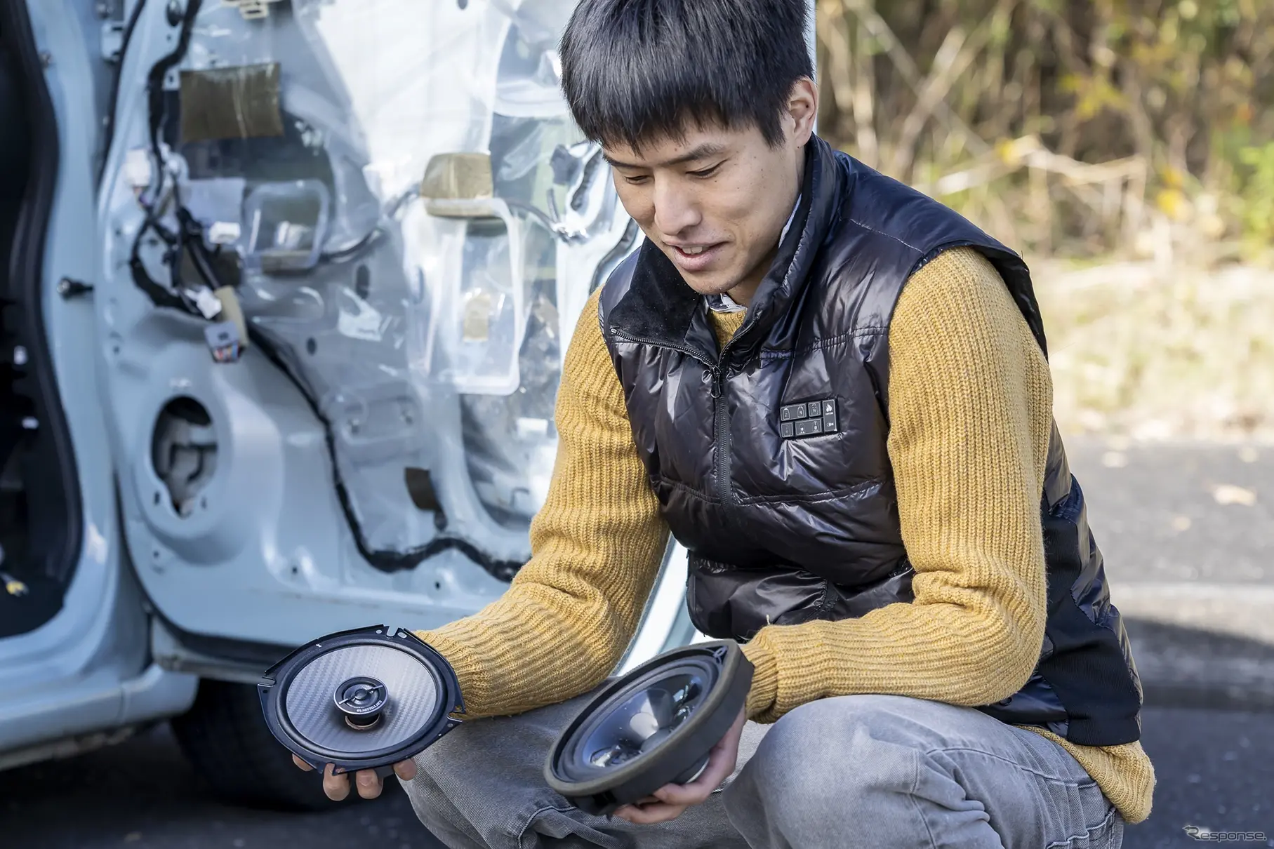 手に持つ事でcarrozzeria TS-F1750と純正スピーカーの違いがハッキリと分かる