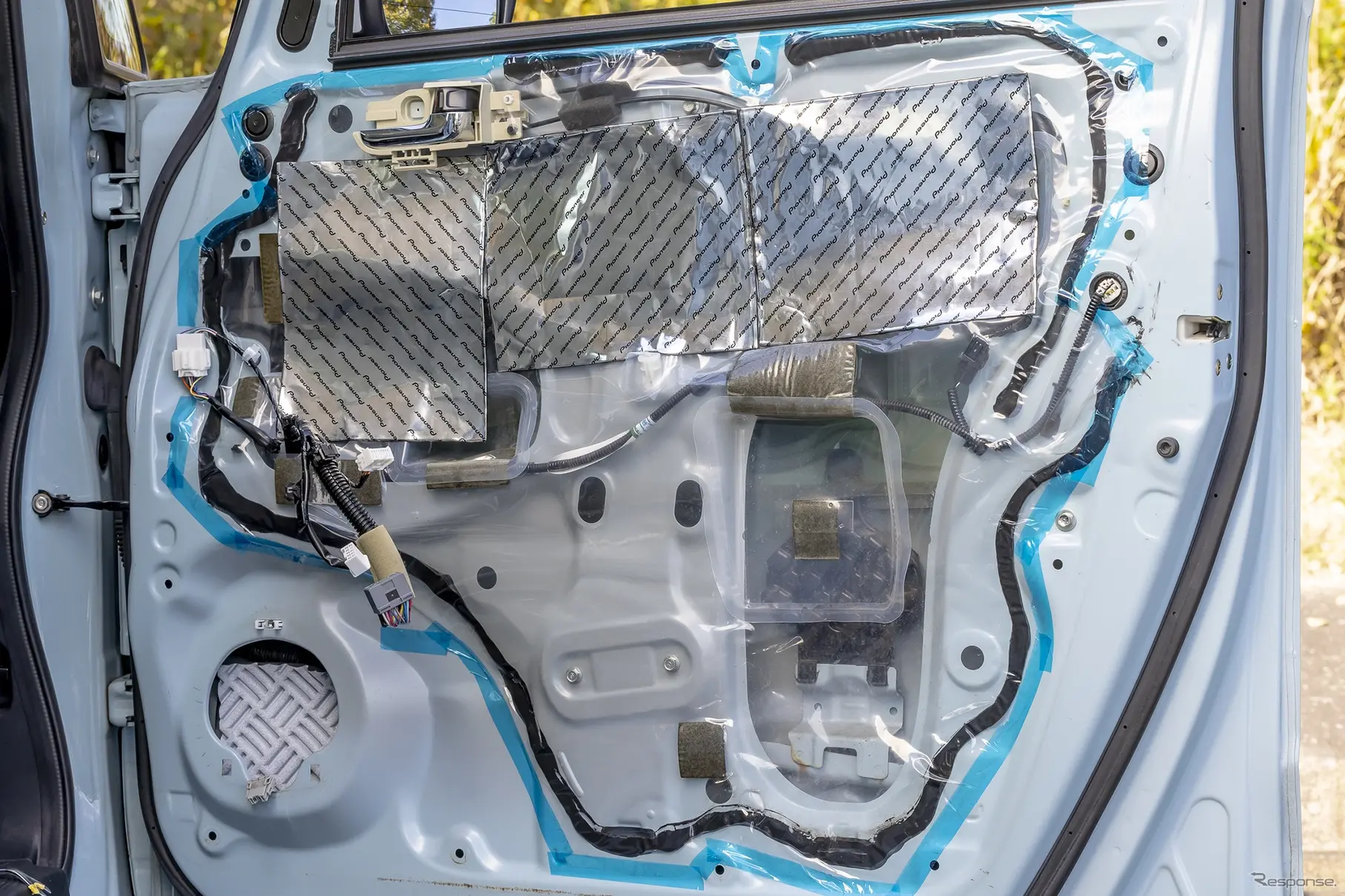 説明書の施工例を参考に部材を貼りつけていく