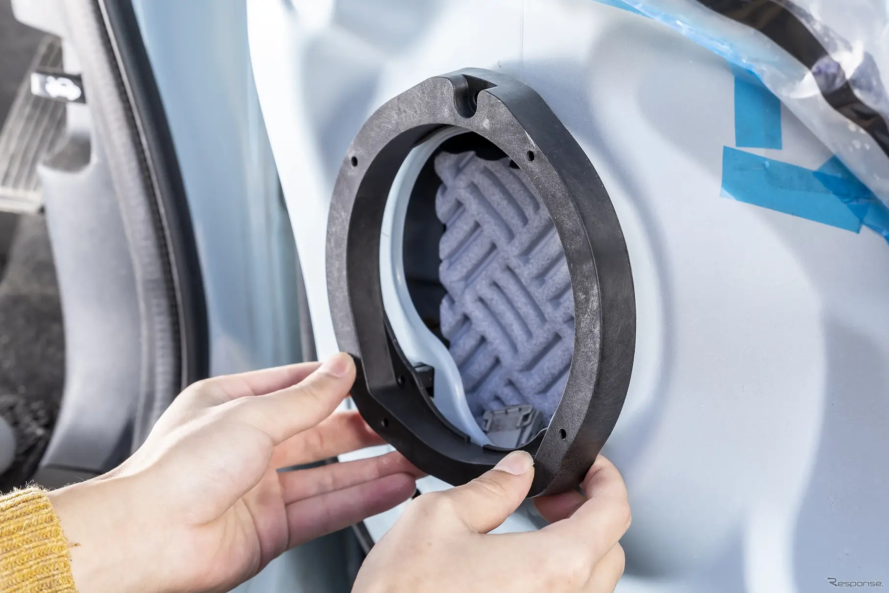 付属のスピーカーバッフルを装着