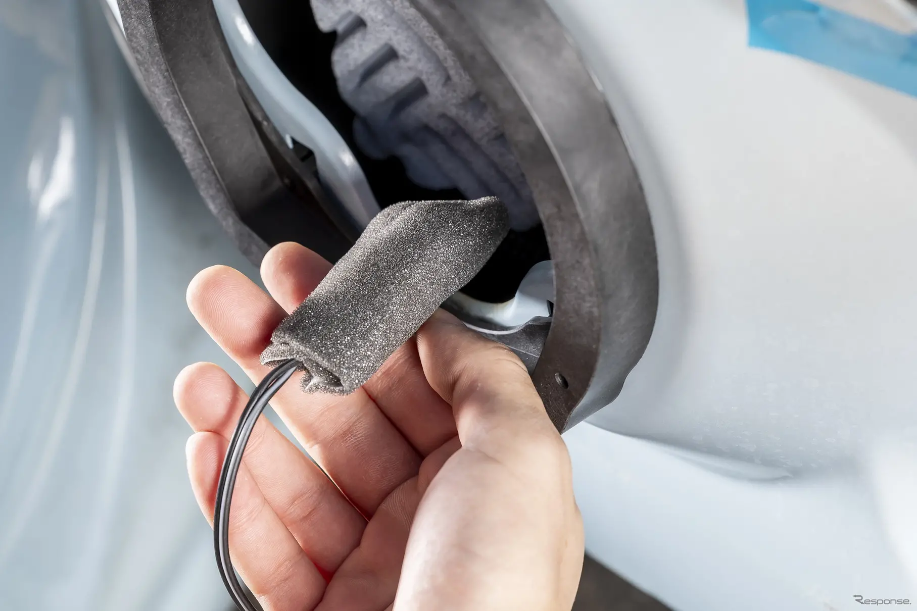 純正カプラーと変換カプラーのアダプター部にクッションを貼ることで不要なノイズの発生を抑える