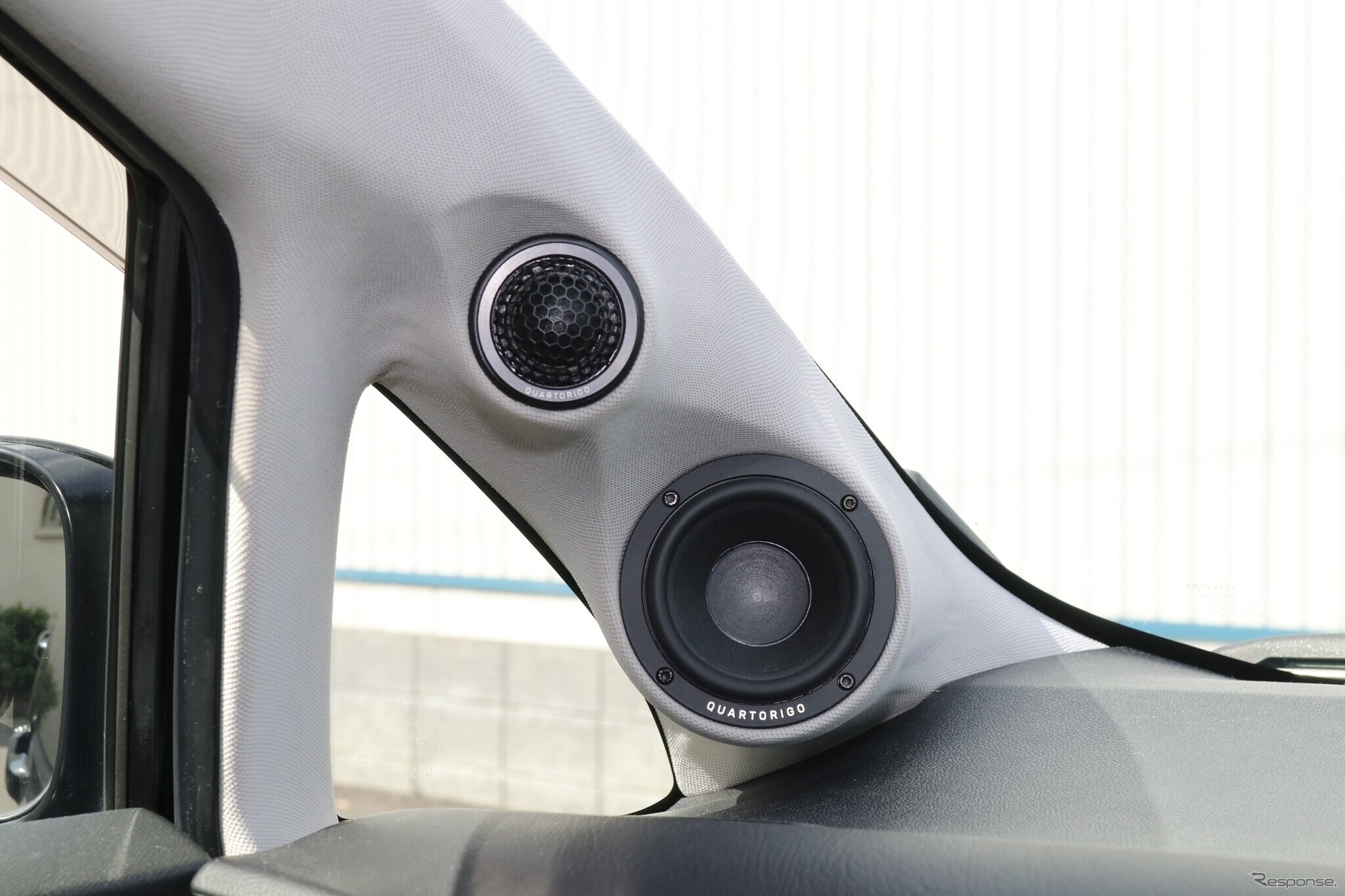 フロントスピーカーにはクワトロリゴのラプソディをチョイス。ツイーターとミッドレンジをスマートにAピラーに収める。
