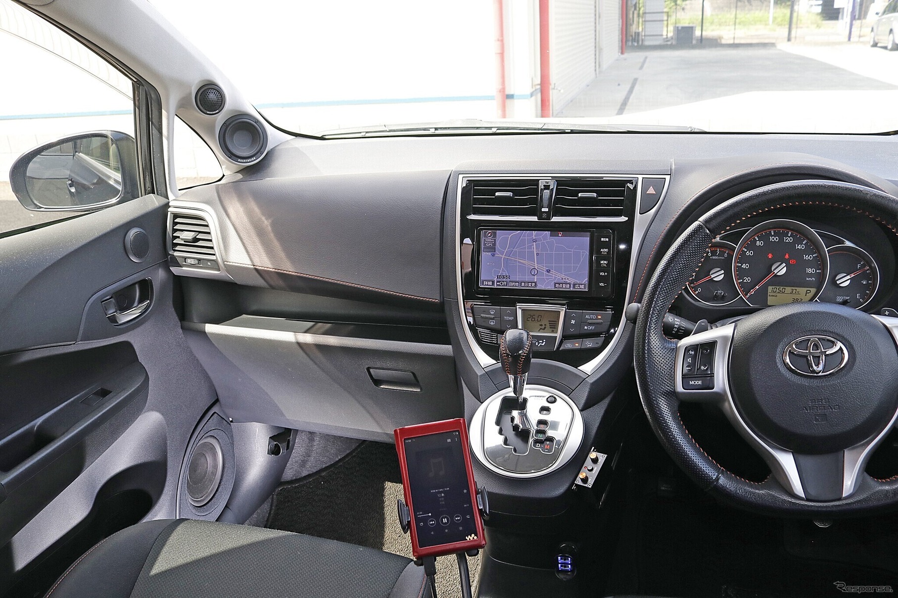 純正インテリアに融合するスピーカー取り付けは派手すぎず大人しすぎない絶妙のバランス感覚でコーディネートされている。