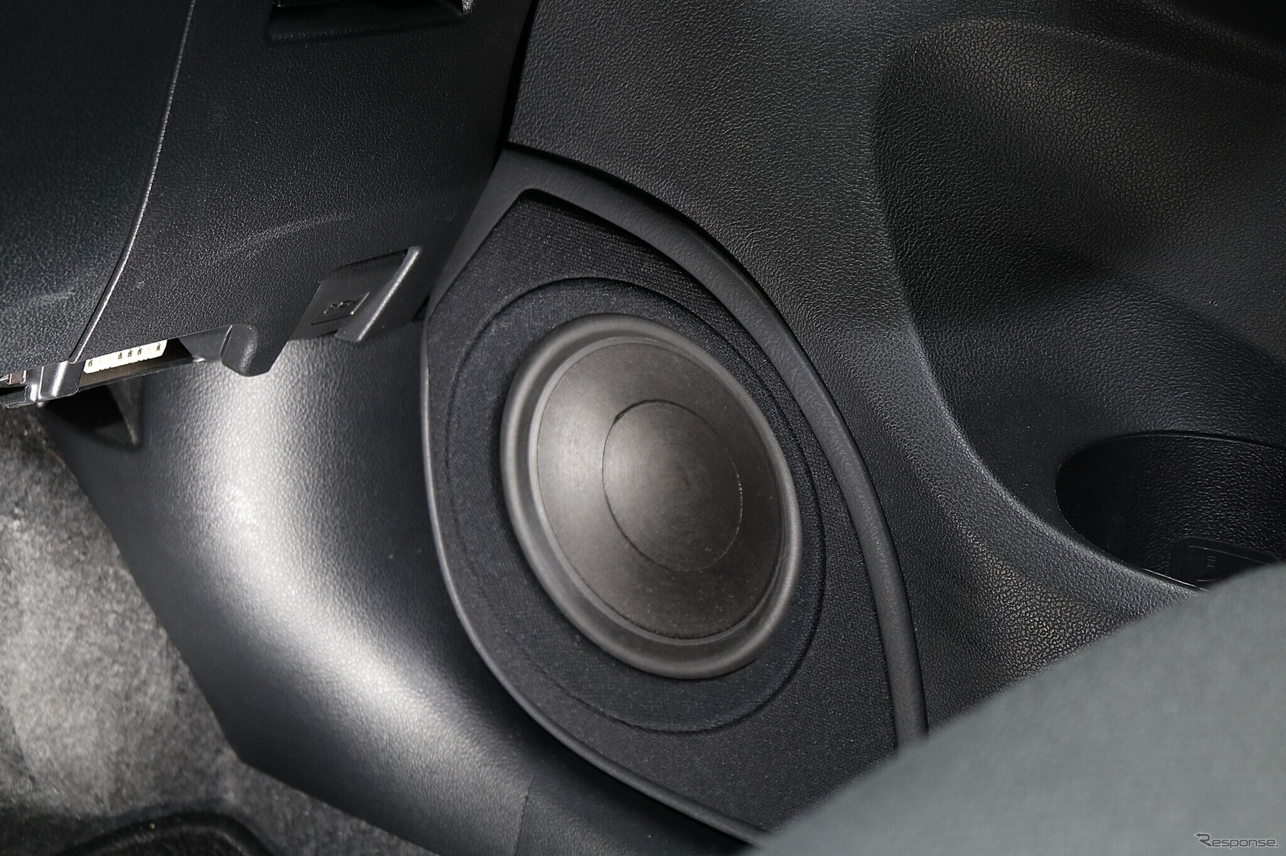 ドアはアウターバッフルを設置する。クワトロリゴのラプソディのユニットを用いてシンプルだが実は入念な処理が加えられた。