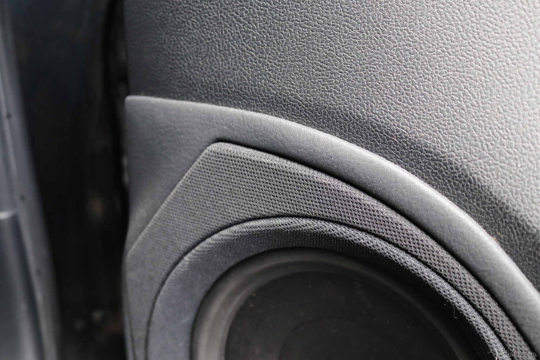 バッフル面を見ると生地使いとレザー使い、グレーの同色系でまとめることで素材／配色で変化を付けているのも見どころ。