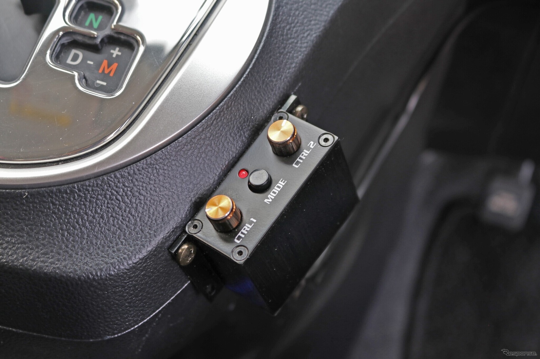 ヘリックスのDSPをコントロールするリモコンであるURC-3をセンタークラスター脇に設置。コンパクトで車内へのフィット感も高い。