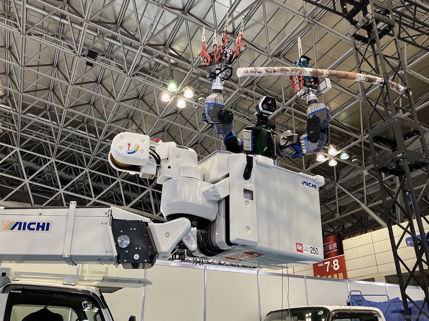 日本信号、高所作業ロボット ZIZAI（第9回鉄道技術展＋第6回橋梁・トンネル技術展）