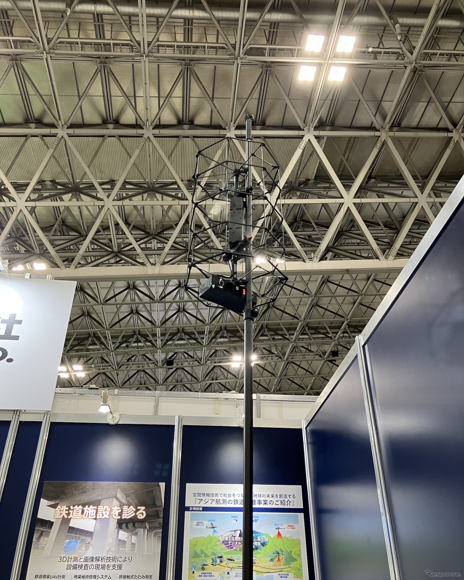 空撮技研＋アジア航測、たおれん棒。プロペラで最大高さ12.5mのロッドを立たせる（第9回鉄道技術展＋第6回橋梁・トンネル技術展）