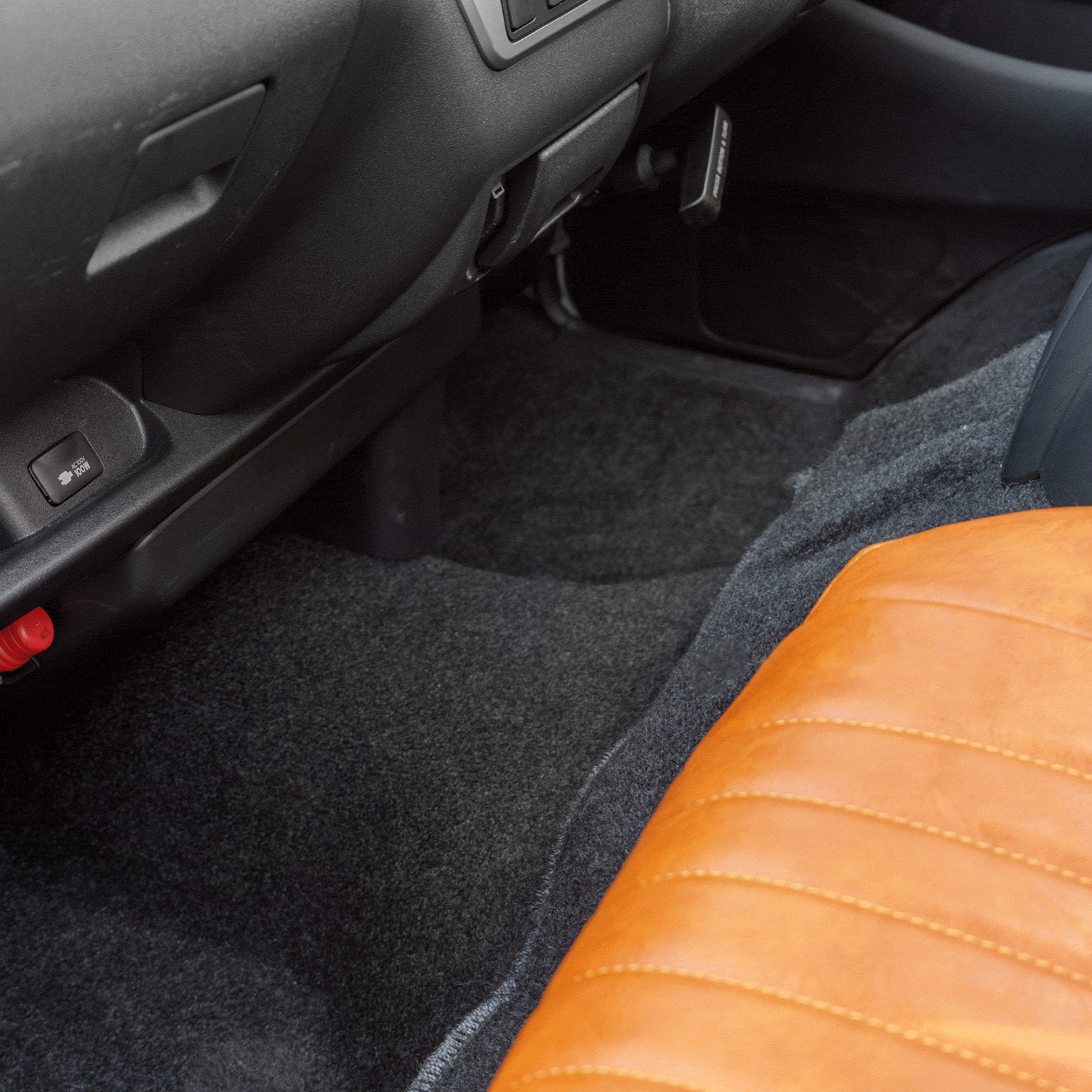 CRAFTWORKSの200系『ハイエース』専用LEDコンソールボックス