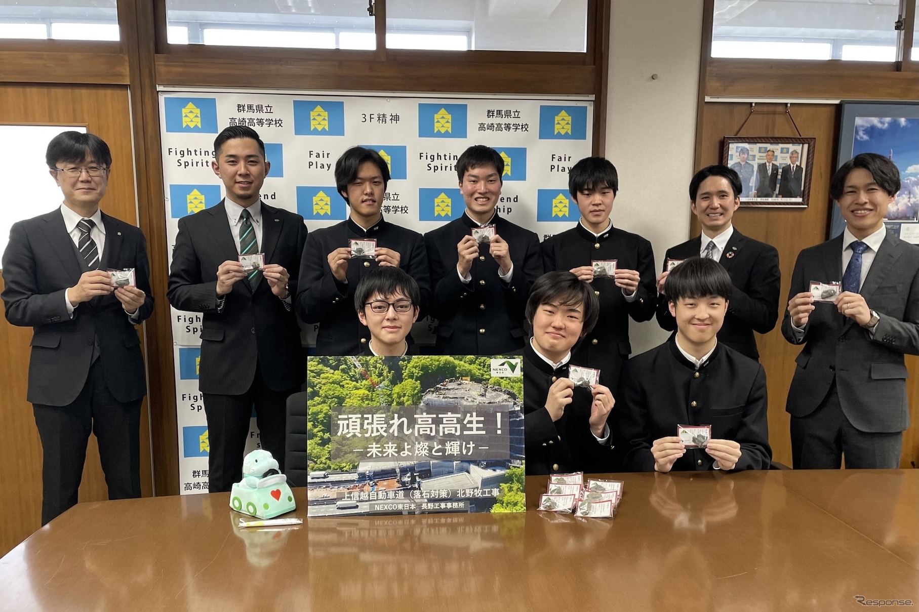 近隣の学校にも不落石を贈呈