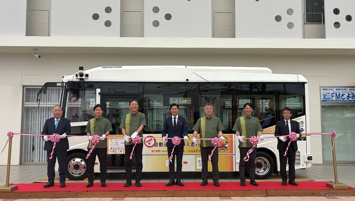 テープカットの様子