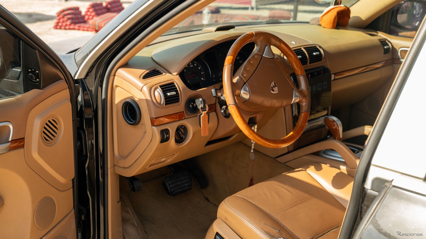 2009年型の初代ポルシェ『カイエン』とマテオ・ムサウイ氏