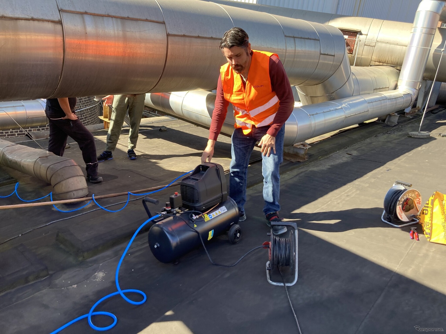 COLIPIがコンプレッサーを用いて、実験用に二酸化炭素を豊富に含む排気ガスを抽出