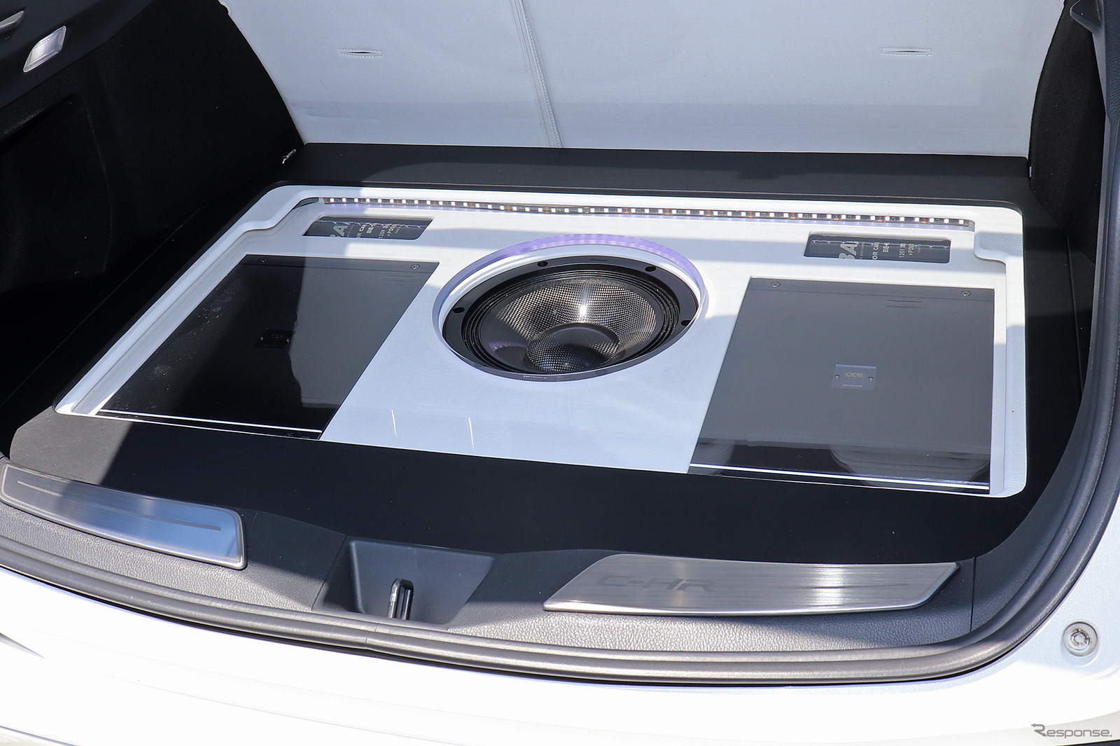 「単体サブウーファー」が搭載されたオーディオカーの一例（製作ショップ：シティロード福山（広島県福山市）。