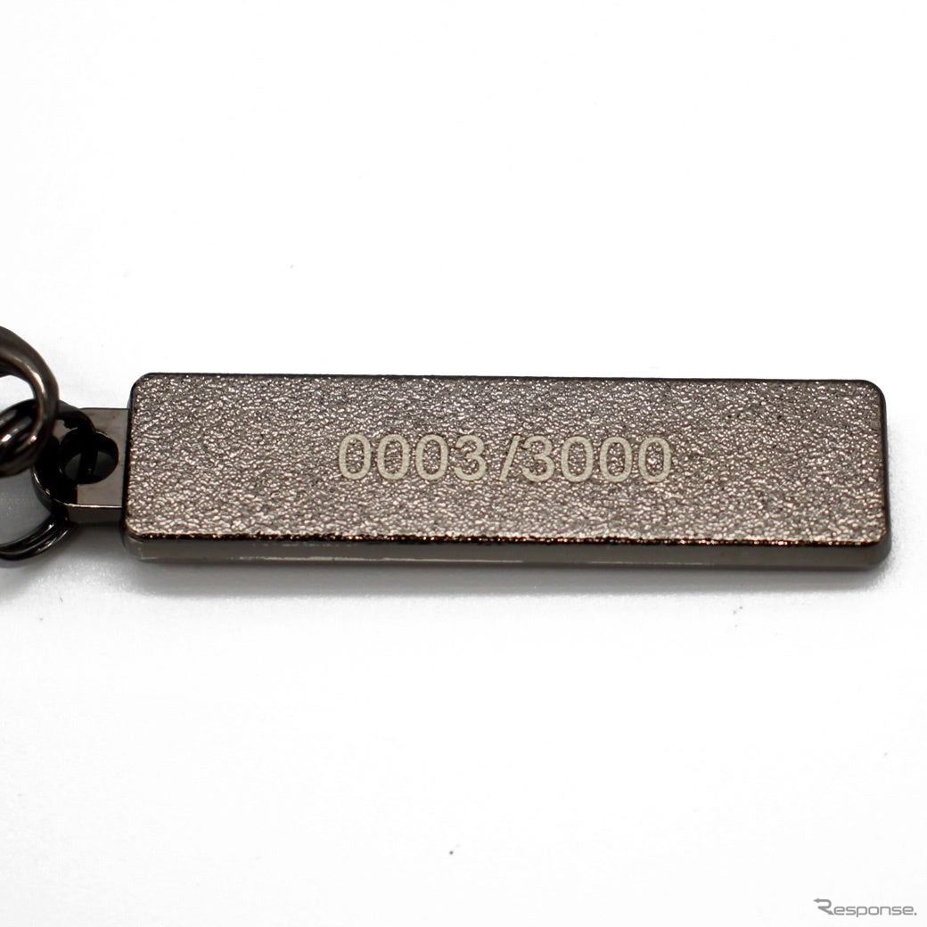 スズキ『ジムニー』をモチーフにした限定キーチェーン「BLACK EDITION」