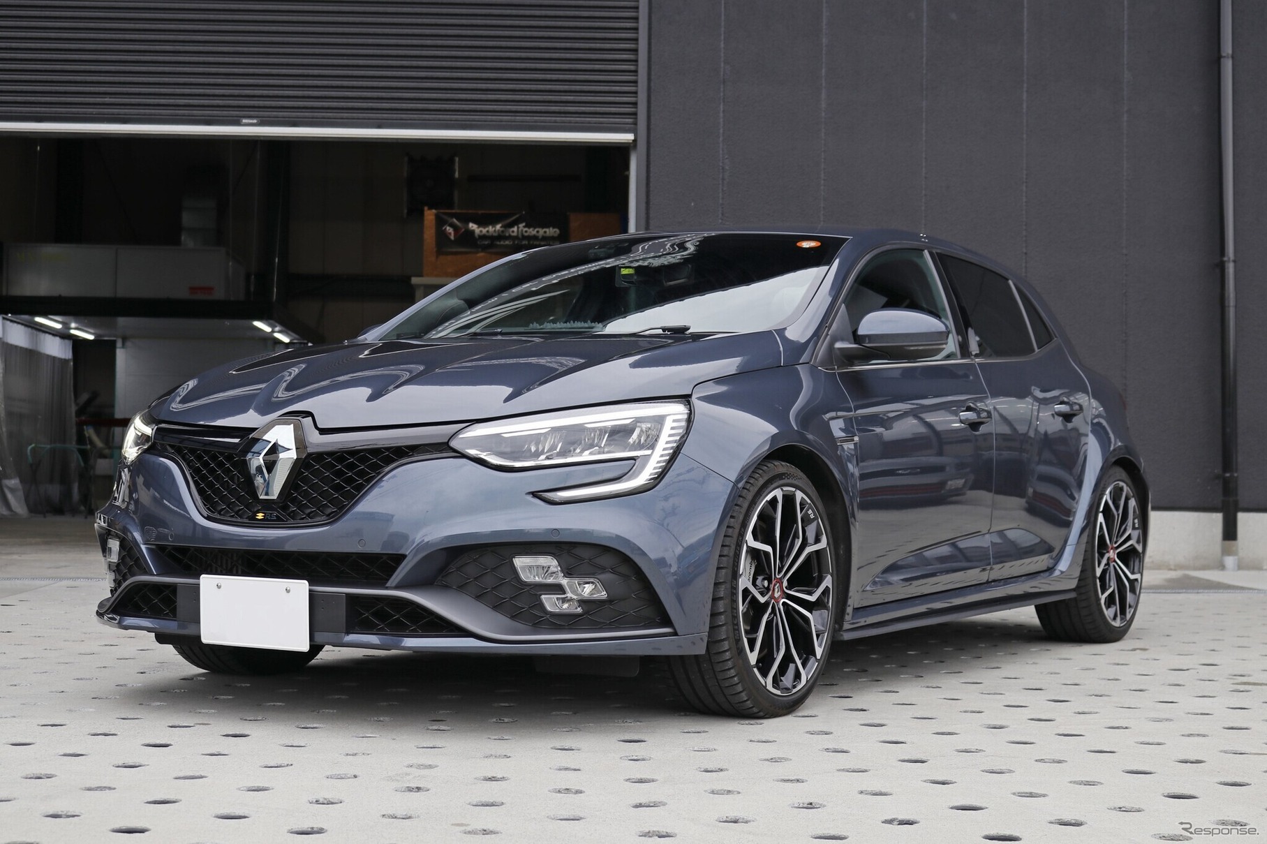 大きなクルマは好みでは無いことから、比較的コンパクトサイズでハイパフォーマンスなメガーヌRSをチョイスした。