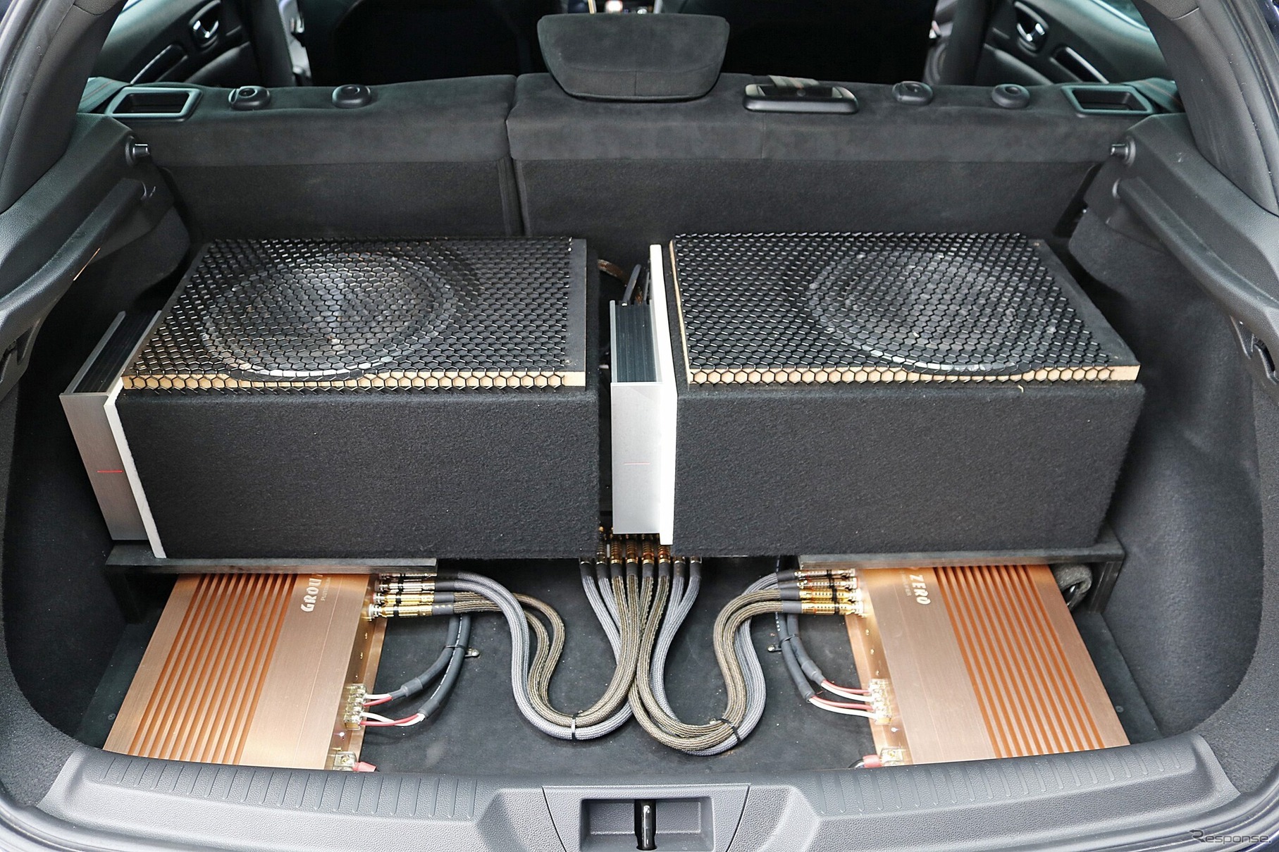 ラゲッジにはサブウーファーやパワーアンプなどを立体的にインストール。カバーを開けると下段のユニットが現れる。
