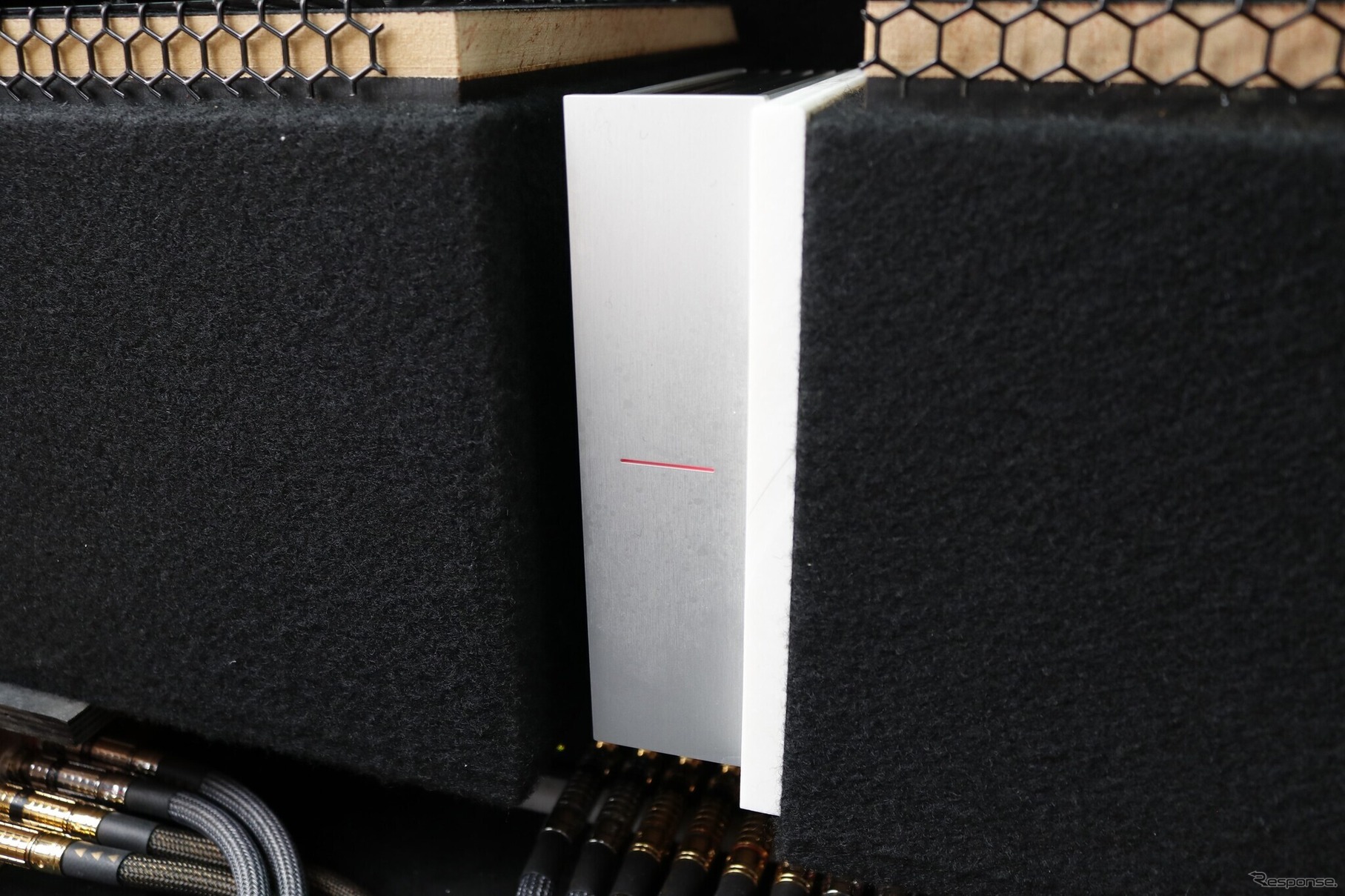 サブウーファーの間に設置されているのはアウネのデジタルプレイヤーGTS2、左サイドにはクロックジェネレーターも設置する。