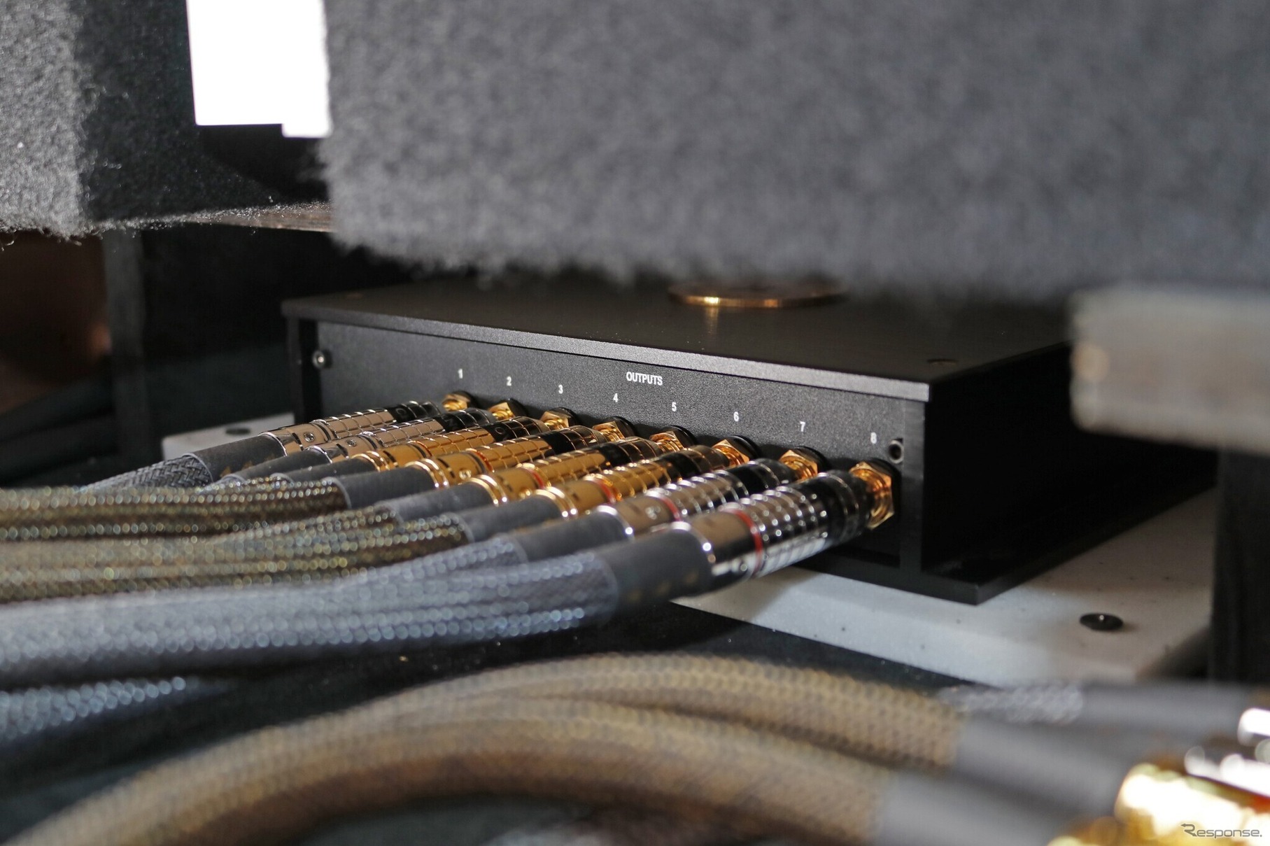下段に設置された2台のパワーアンプの間に設置されているのはリゾルトのDSPであるT-DSPmk2。大理石でマウントされている。