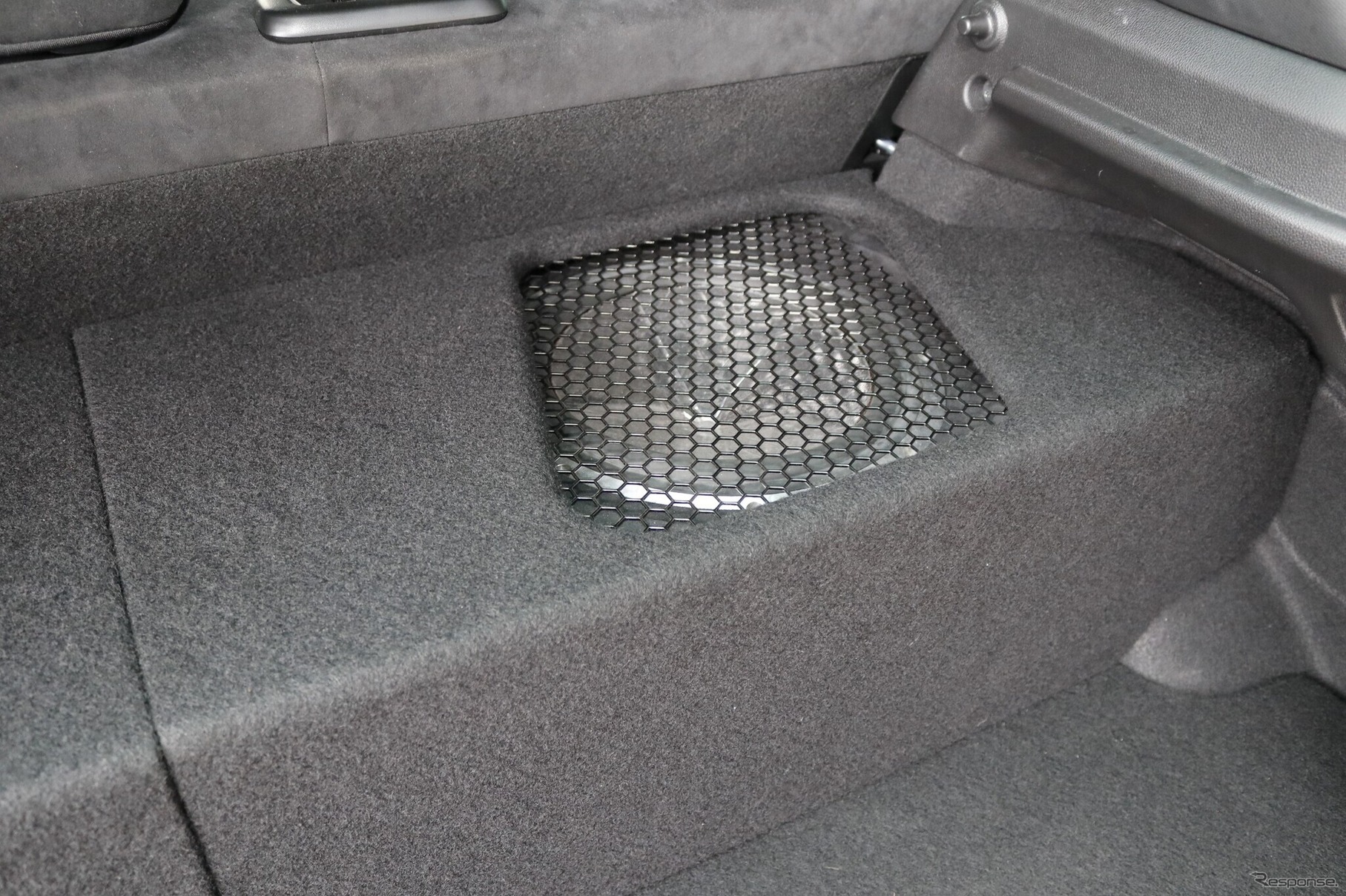 メッシュのプロテクションに加えてエンクロージャー全体をカバーするパネルも用意されラゲッジに違和感なく同化している。