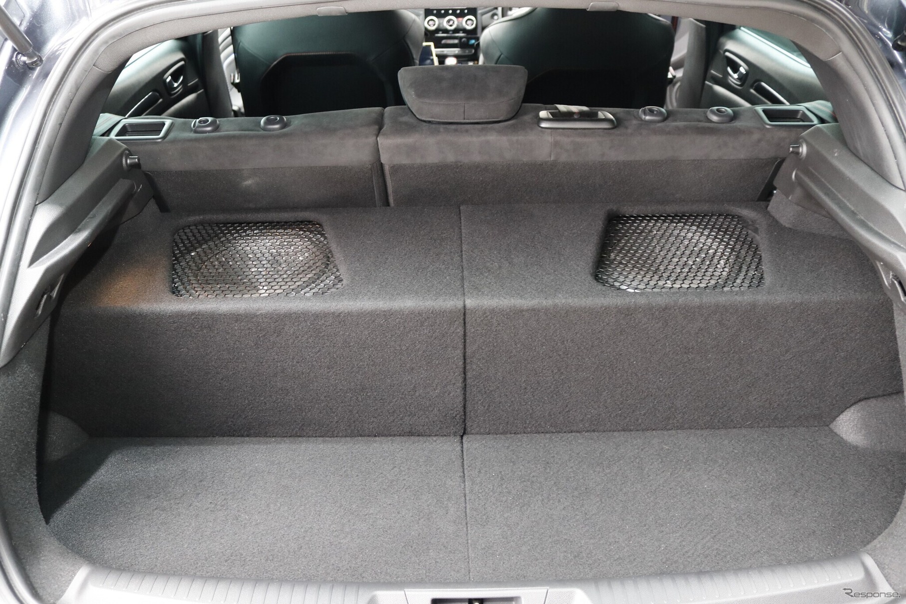 すべての保護パネルを被せるとこのように荷物積載が可能なラゲッジができ上がる。フラット面には常に洗車道具が積載される。