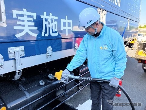 B5軽油を給油する様子