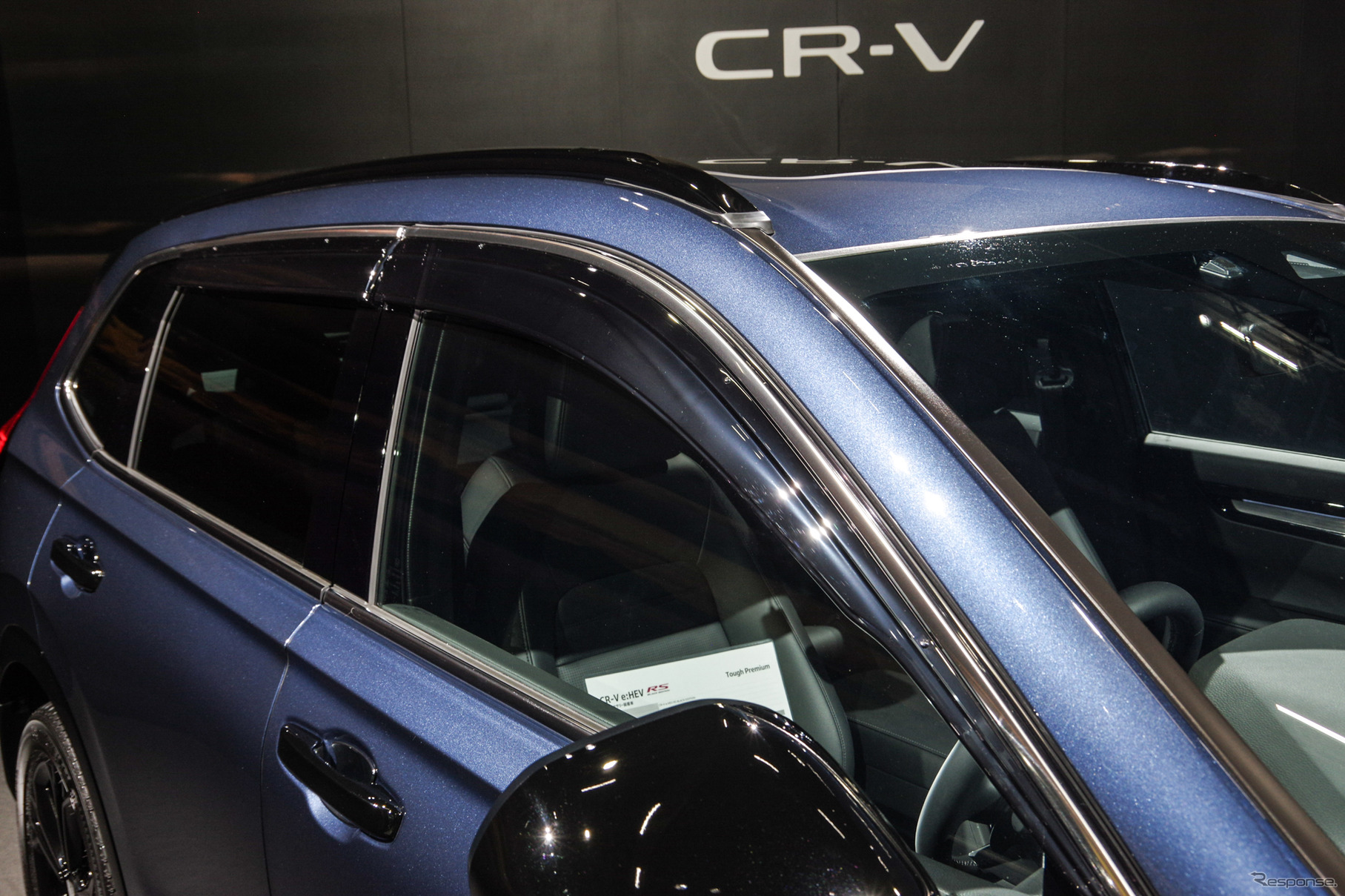 シルバー加飾が入ったドアバイザー