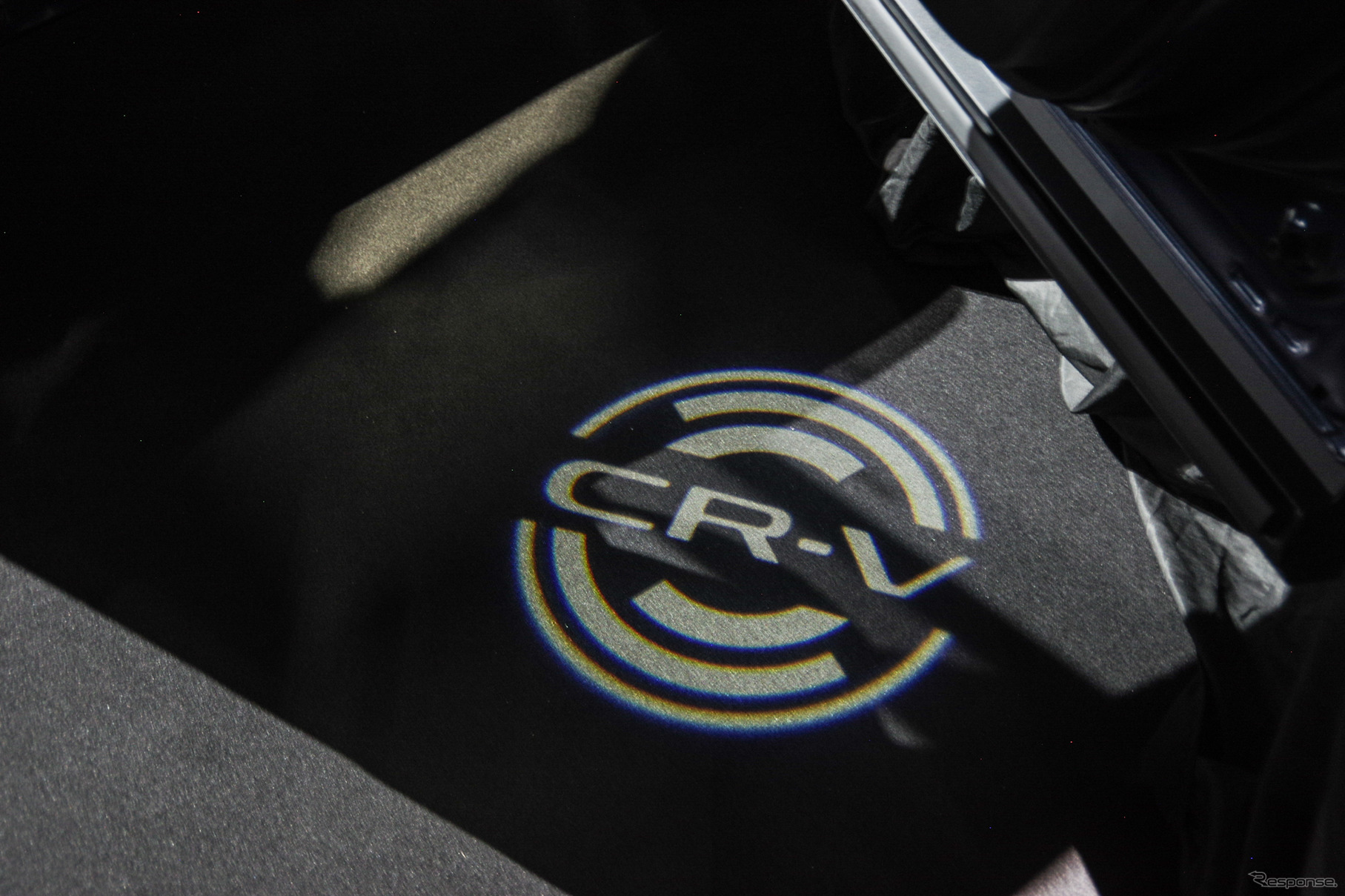 ドアの開閉に連動し足元を照らす「パターンプロジェクター」