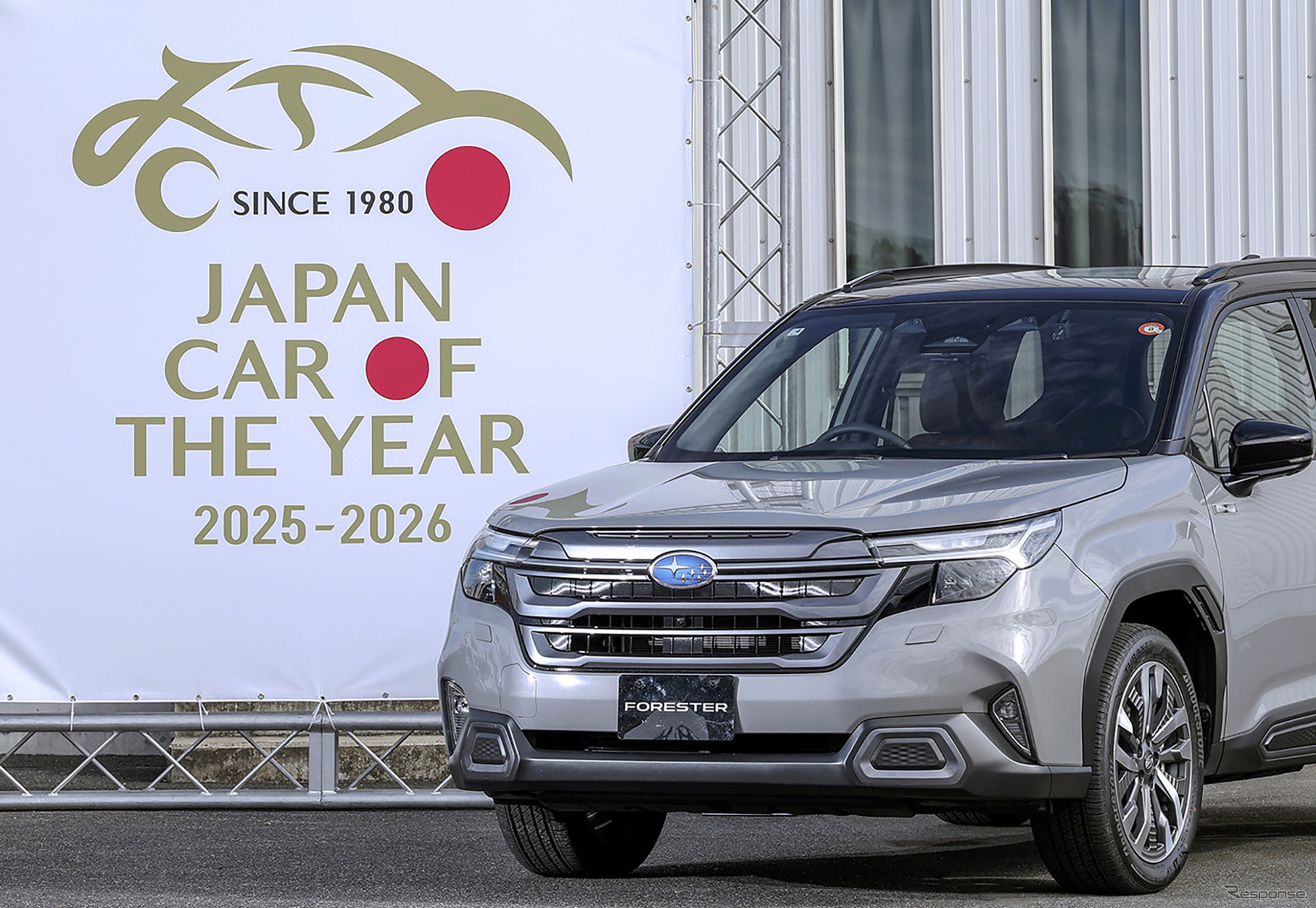 「2025-2026 日本カー・オブ・ザ・イヤー」を受賞したスバル フォレスター