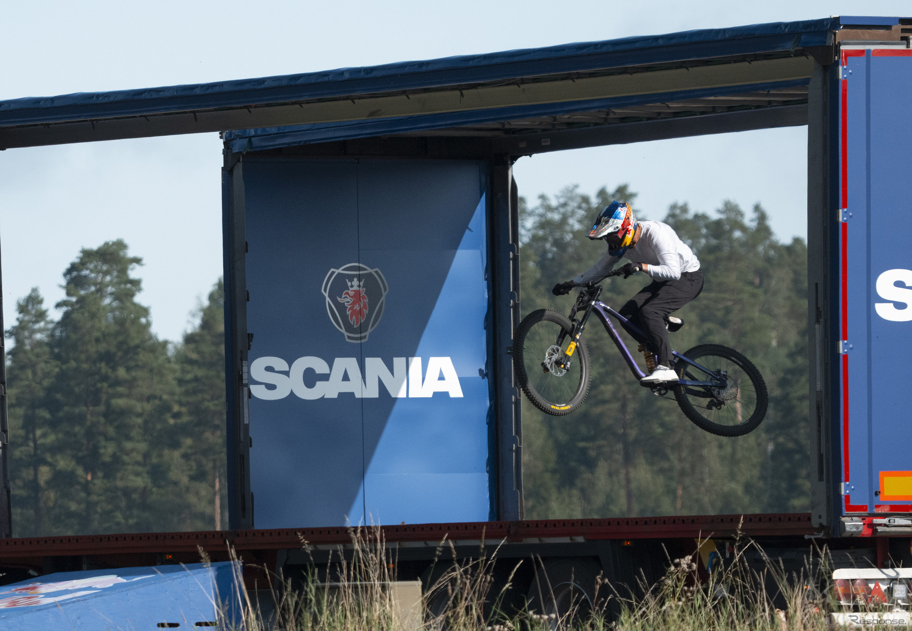 自動運転トラック2台の間を自転車で飛び越える世界初の挑戦に成功したスカニア