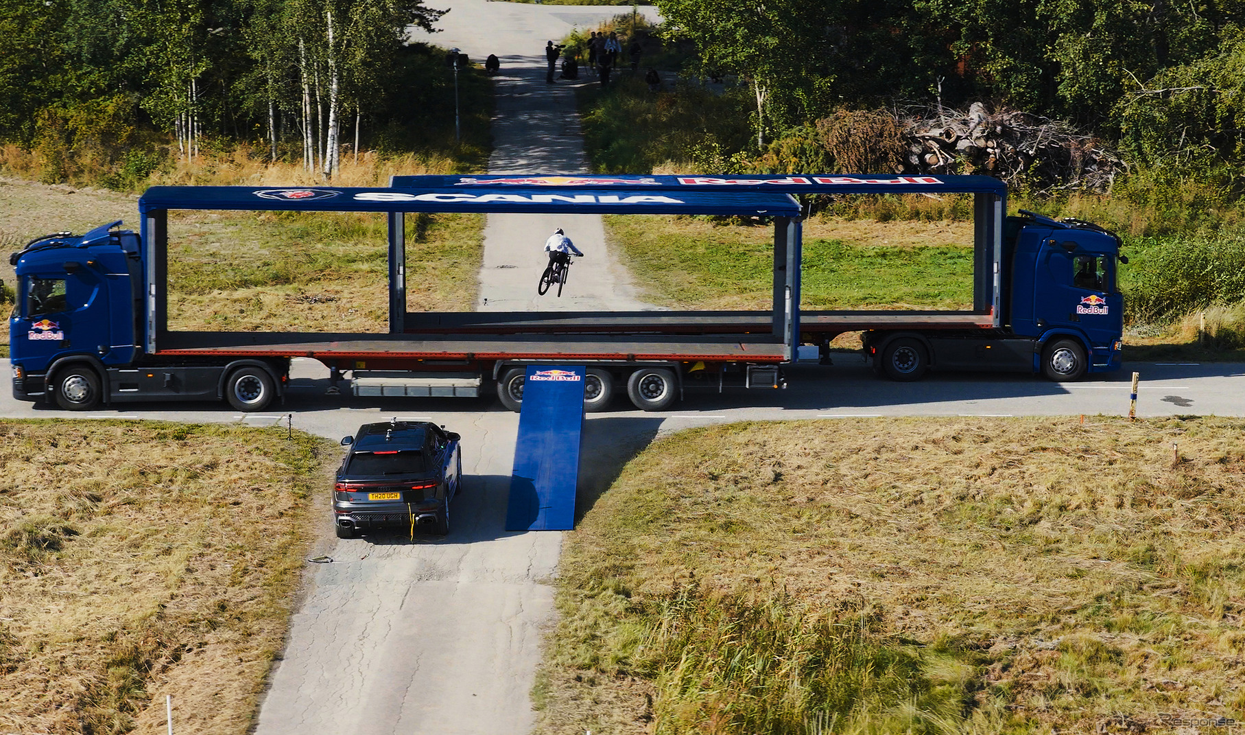 自動運転トラック2台の間を自転車で飛び越える世界初の挑戦に成功したスカニア