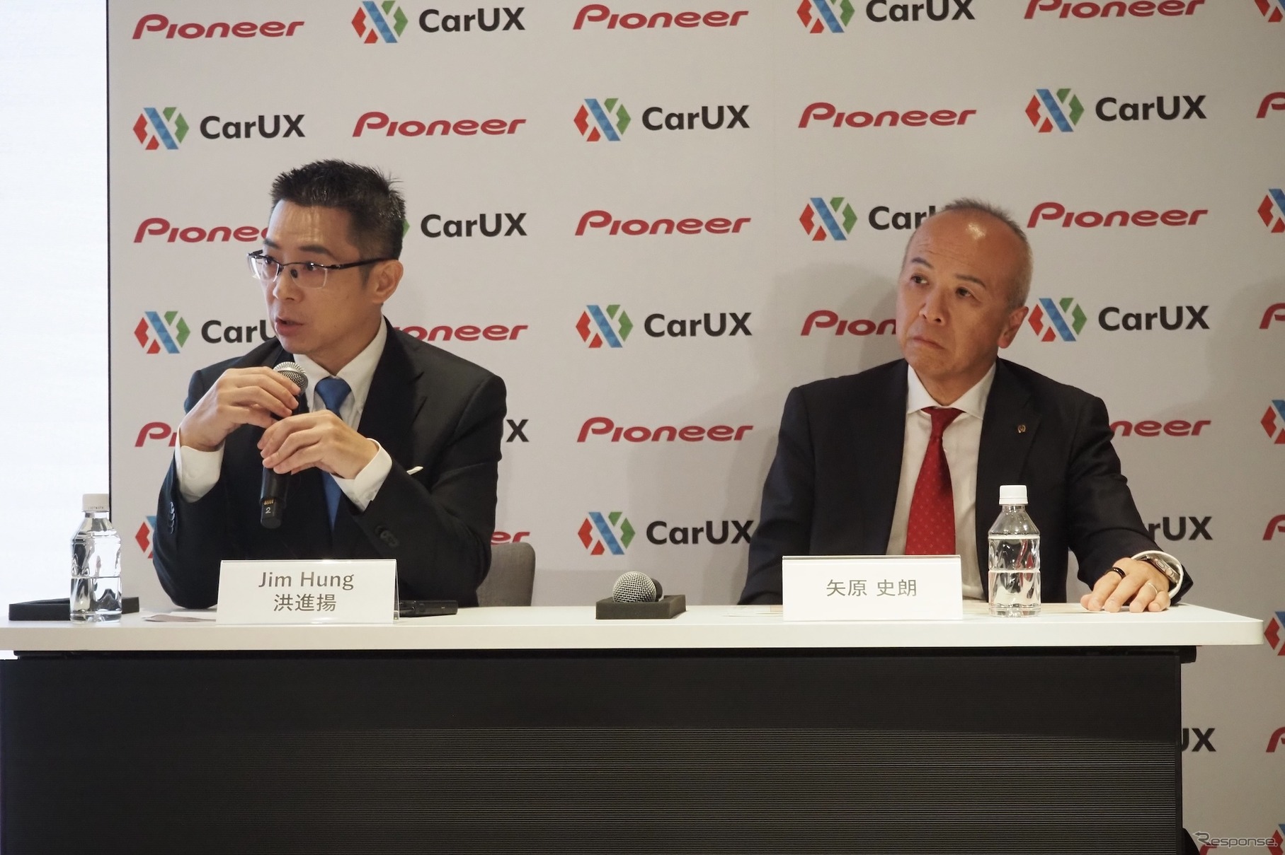 CarUX-パイオニア合同記者会見：イノラックスのホン会長兼CEO（向かって左）とパイオニアの矢原社長