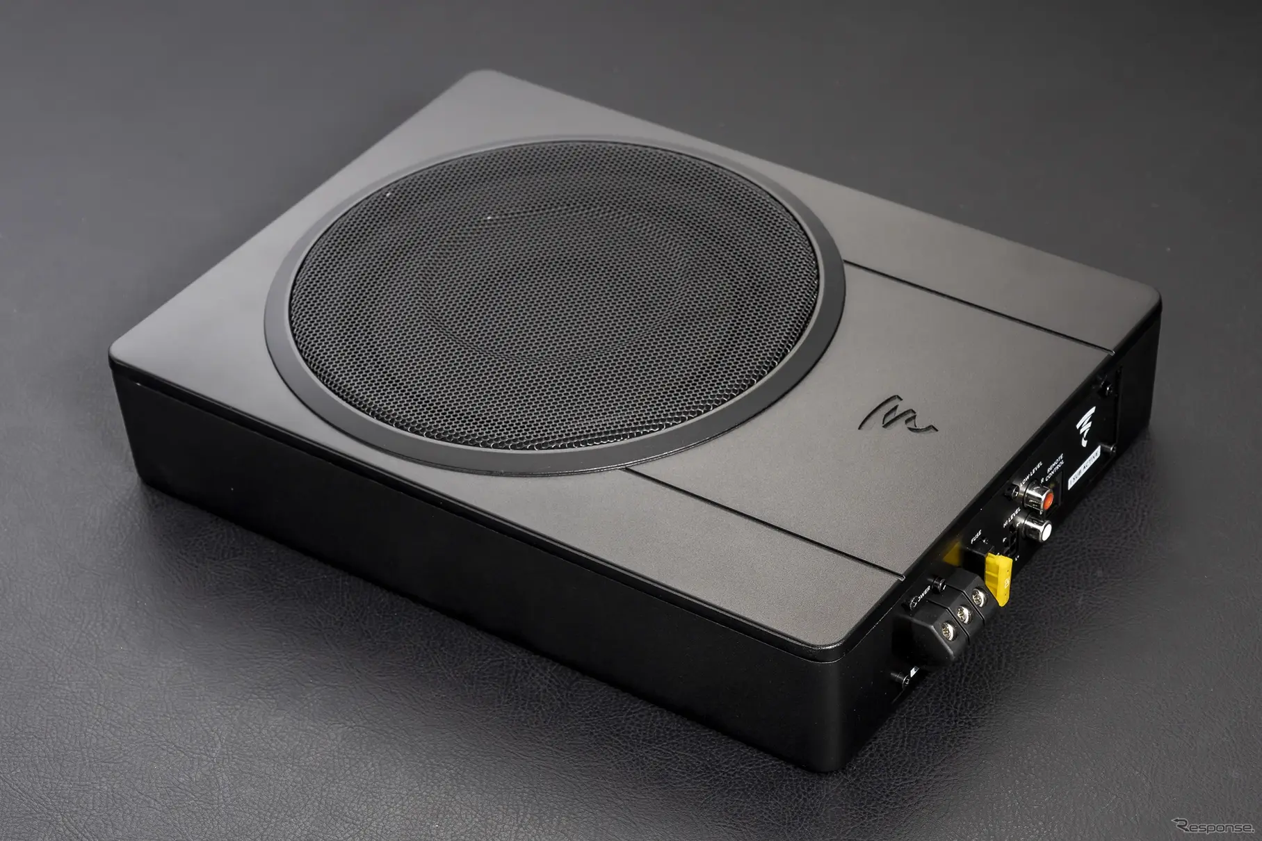 20cm口径に260Wの内蔵アンプを搭載したサブウーファー「ISUB ACTIVE」