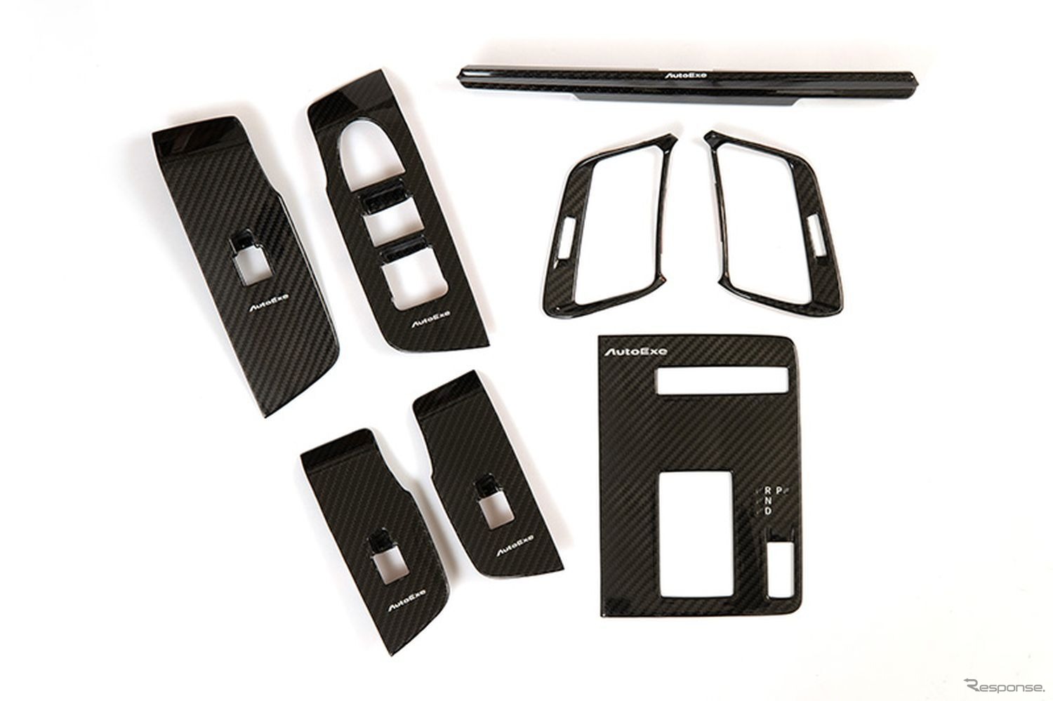オートエグゼの「カーボンインテリアパネルセット」