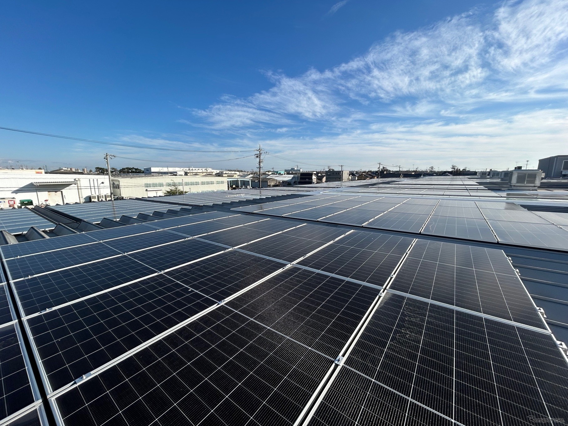 屋根上に新たに設置された太陽光発電設備