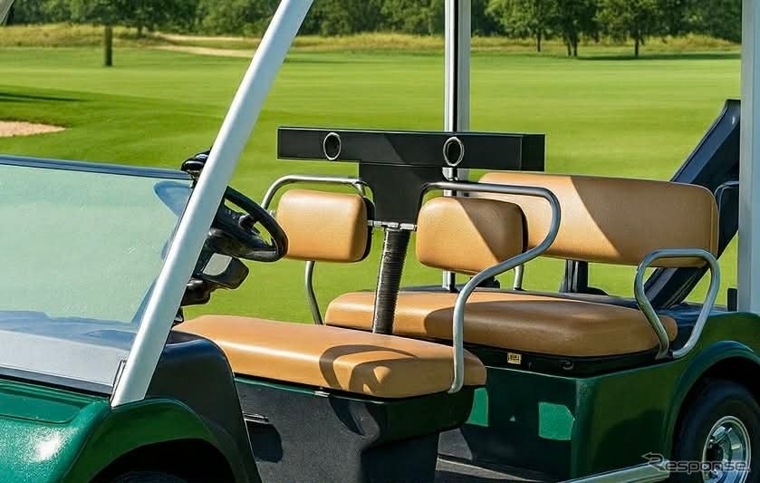 2人乗りカートの運転席と助手席の後部に設置された冷風の吹き出し口